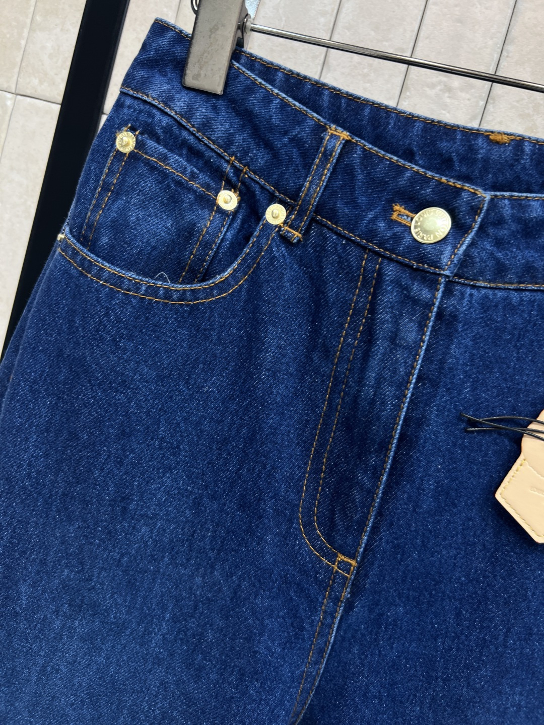 L家 25秋冬新款 猫咪🐱皮牌装饰深蓝色牛仔直筒裤YB开模定制的五金配件 定制复古牛仔面料 非常藏肉显高