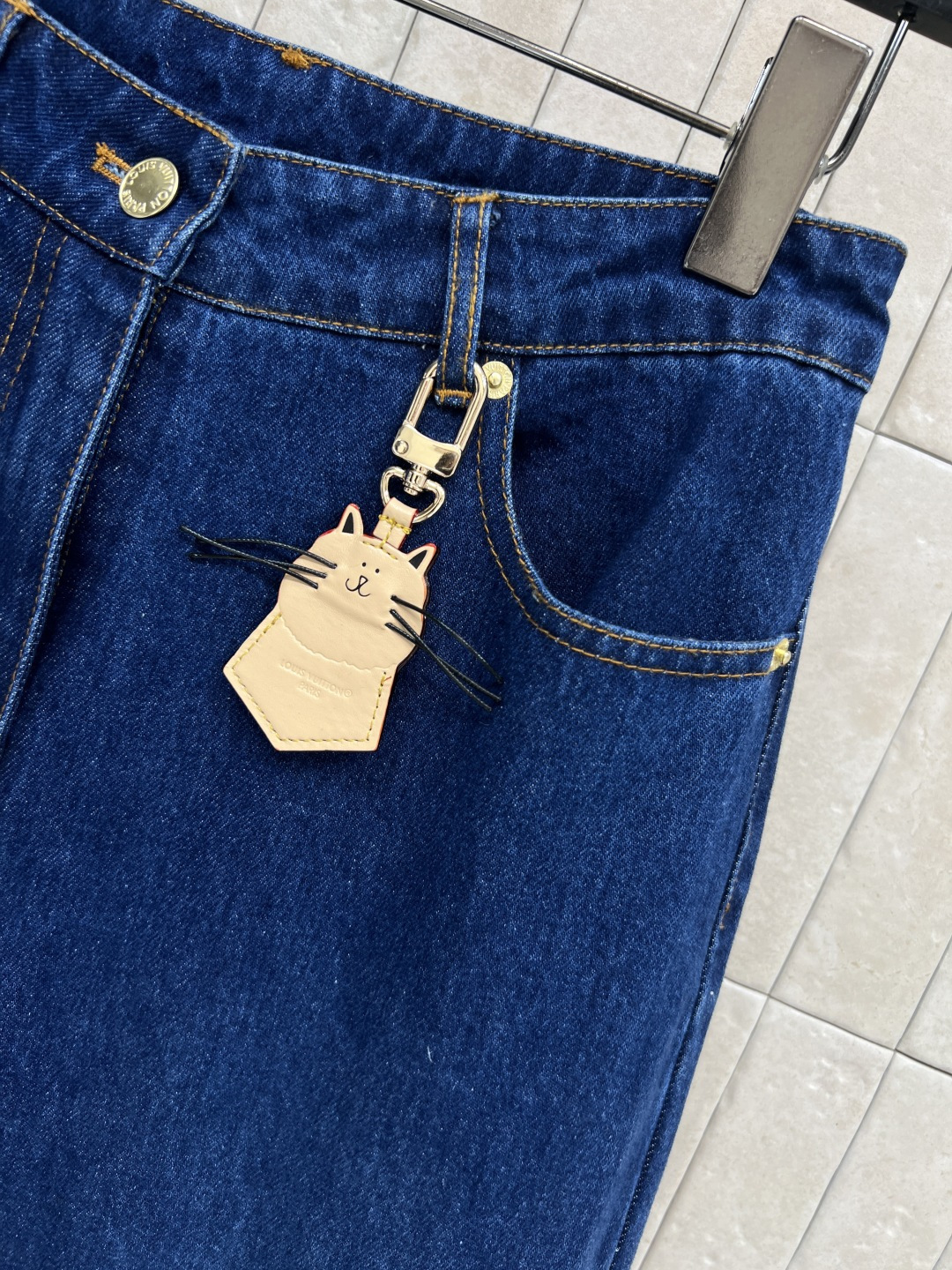 L家 25秋冬新款 猫咪🐱皮牌装饰深蓝色牛仔直筒裤YB开模定制的五金配件 定制复古牛仔面料 非常藏肉显高