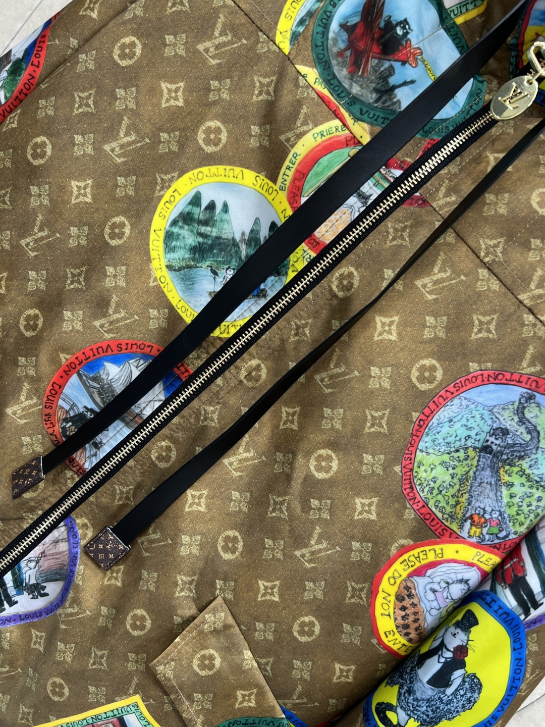 L家 25秋冬新款 猫咪联名限定 邮票老花连帽夹克外套 小宽松版型 定制邮票老花面料轻薄不压身 搭配同系