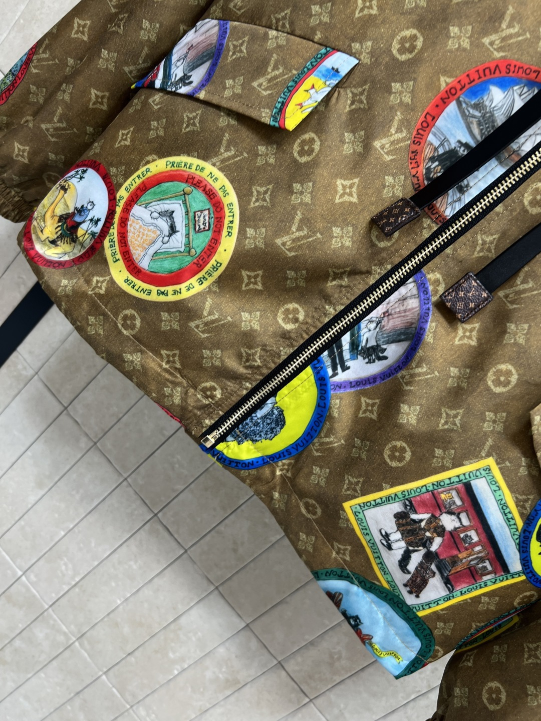 L家 25秋冬新款 猫咪联名限定 邮票老花连帽夹克外套 小宽松版型 定制邮票老花面料轻薄不压身 搭配同系