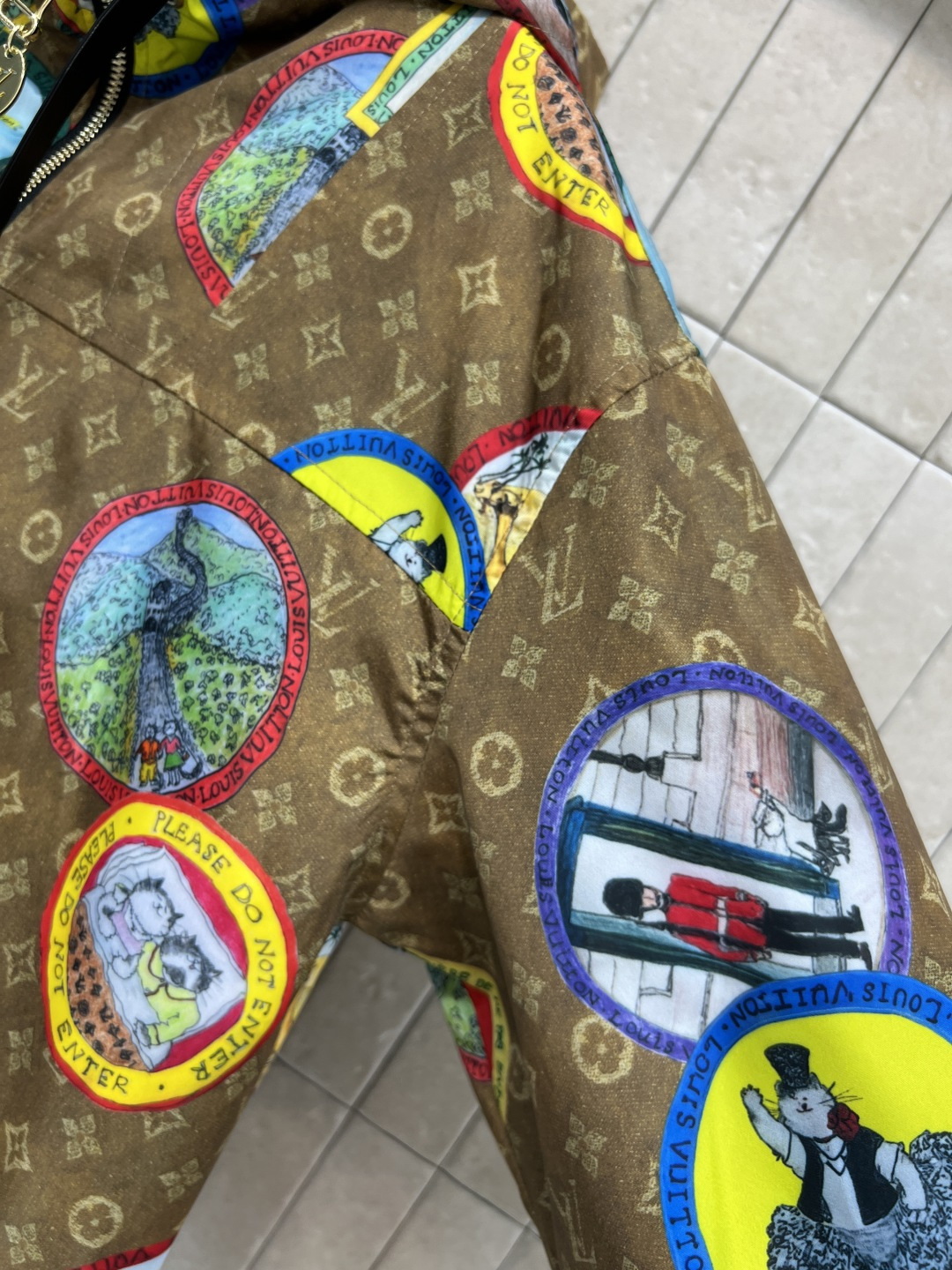 L家 25秋冬新款 猫咪联名限定 邮票老花连帽夹克外套 小宽松版型 定制邮票老花面料轻薄不压身 搭配同系