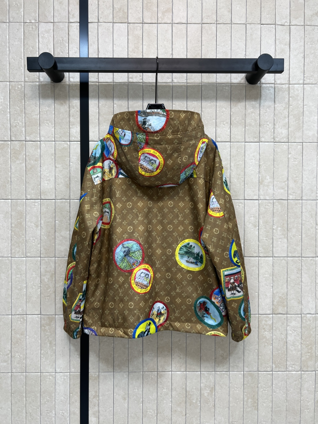 L家 25秋冬新款 猫咪联名限定 邮票老花连帽夹克外套 小宽松版型 定制邮票老花面料轻薄不压身 搭配同系