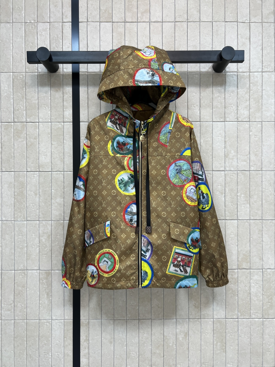 NO:534353,L family 25 autumn and winter new style, cat joint limited stamp presbyterian hooded jacket jacket, small loose style, customized stamp presbyterian fabric thin and not pressed, paired with shorts in the same series, handsome and fashionable and retro, super lazy temperament, everyday and casual are good, four-digits in one color, Sice/S-M-L- XL,,louis vuitton, shorts, jackets & coats, jackets & coats,hats,alexander wang19860909L家 25秋冬新款 猫咪联名限定 邮票老花连帽夹克外套 小宽松版型 定制邮票老花面料轻薄不压身 搭配同系列短裤上身帅气又时髦复古 超显慵懒气质 日常休闲都不错一色四码 Sice/S-M-L- XL,,louis vuitton,shorts,jackets & coats,jackets & coats,hats,alexander wang,Women's clothing