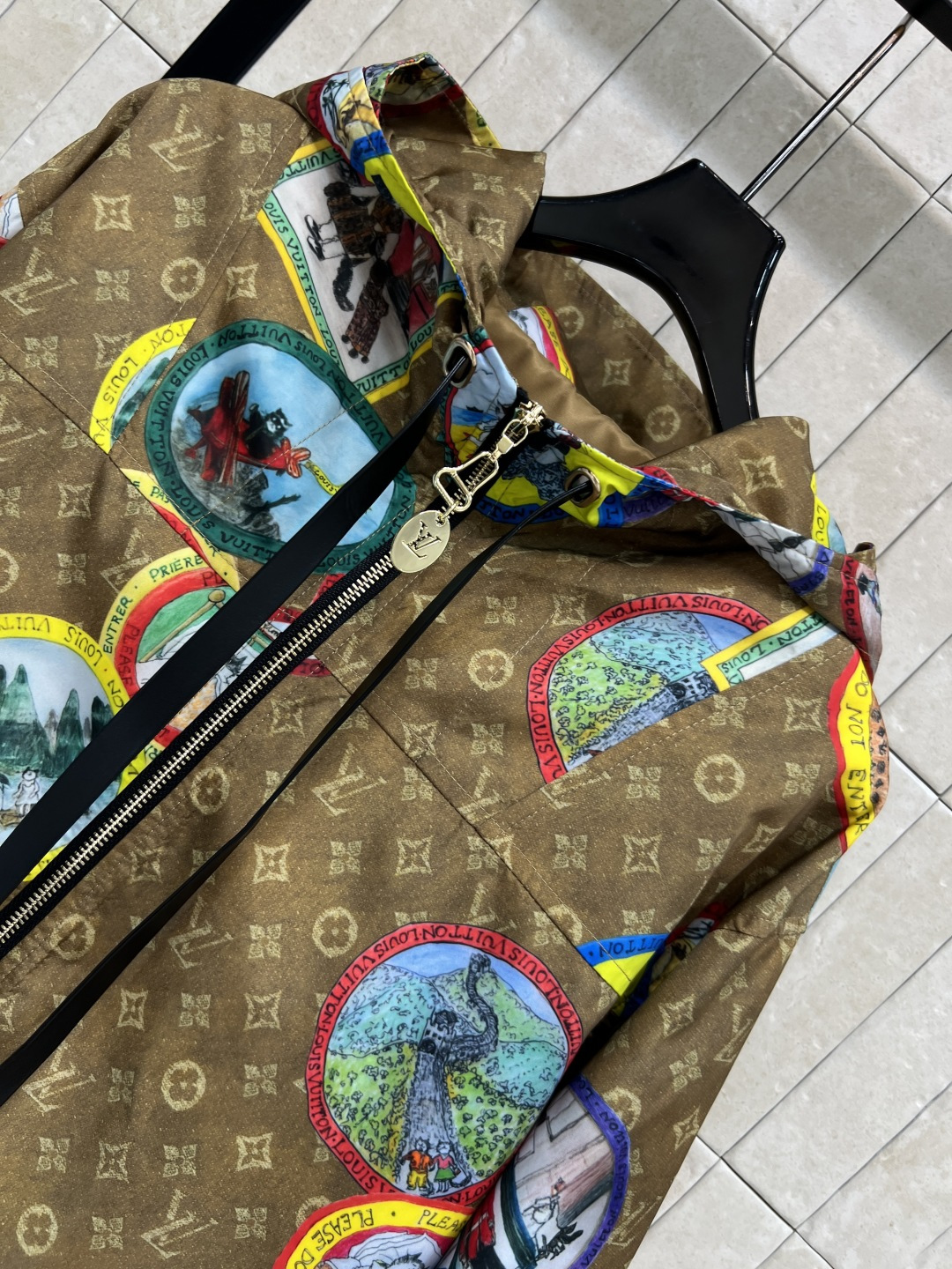 L家 25秋冬新款 猫咪联名限定 邮票老花连帽夹克外套 小宽松版型 定制邮票老花面料轻薄不压身 搭配同系