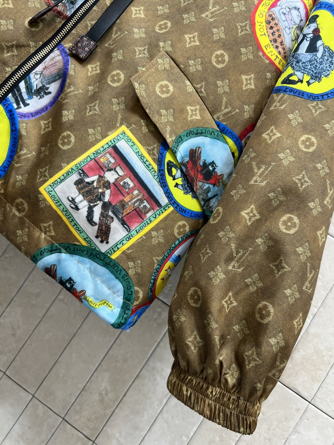 L家 25秋冬新款 猫咪联名限定 邮票老花连帽夹克外套 小宽松版型 定制邮票老花面料轻薄不压身 搭配同系