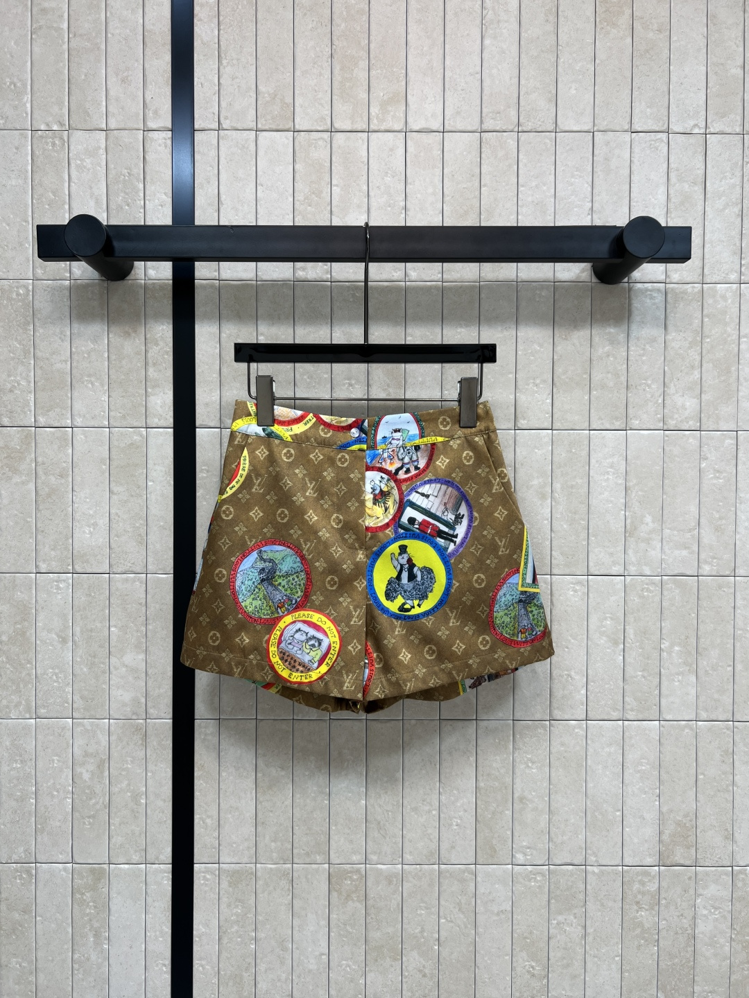 NO:534358,L family 25 autumn and winter new style, cat joint limited stamp presbyterian high-waist shorts Custom stamp presbyterian fabric, top body temperament in one second, with a sense of atmosphere, sports and casual basic style versatile and not picky, can be used with classmate shirts/coats, super long legs, one color and four sizes Sice/S-M-L- XL,,louis vuitton, shorts, jackets & coats,shirts,alexander wang19860909L家 25秋冬新款 猫咪联名限定 邮票老花高腰短裤 定制邮票老花面料 上身一秒气质 自带氛围感 运动休闲的基础版型百搭不挑人 搭配同学衬衫/外套任何身材都能驾驭 超级显腿长一色四码 Sice/S-M-L- XL,,louis vuitton,shorts,jackets & coats,shirts,alexander wang,Women's clothing