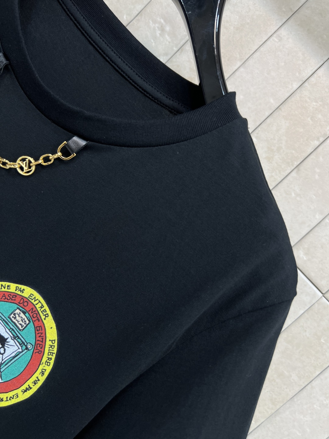 L家 25秋冬新款 猫咪🐱刺绣徽标短袖T恤 胸口刺绣圆形猫咪图案徽标点缀 人手必备基础款 各种好好搭配 