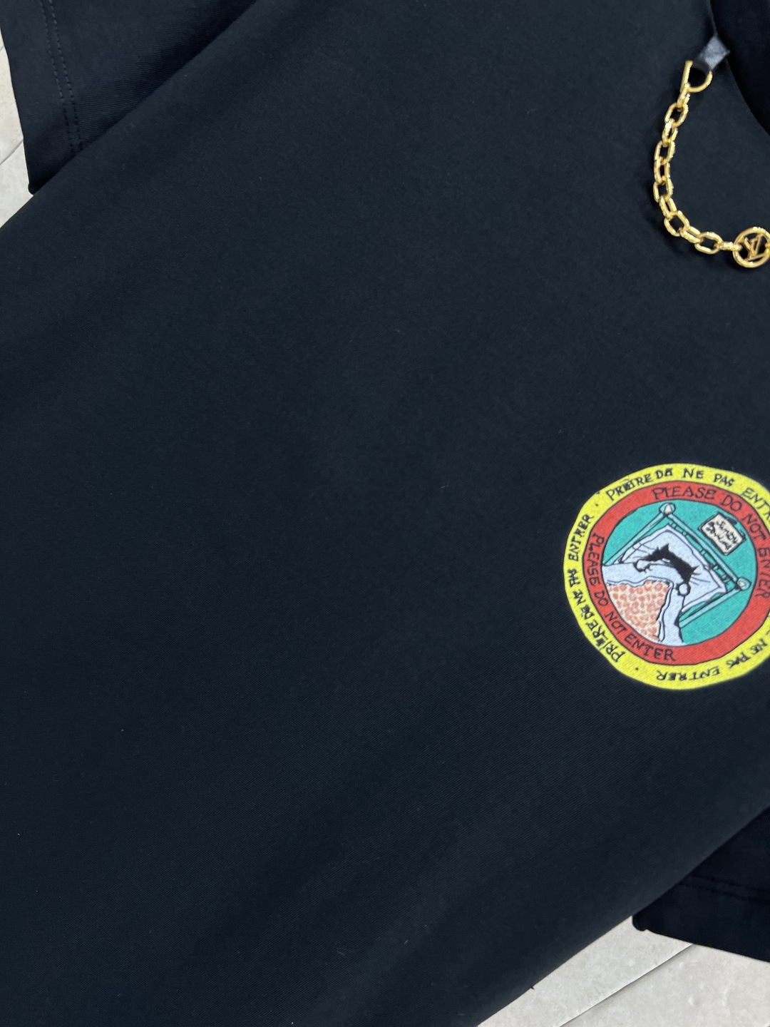 L家 25秋冬新款 猫咪🐱刺绣徽标短袖T恤 胸口刺绣圆形猫咪图案徽标点缀 人手必备基础款 各种好好搭配 