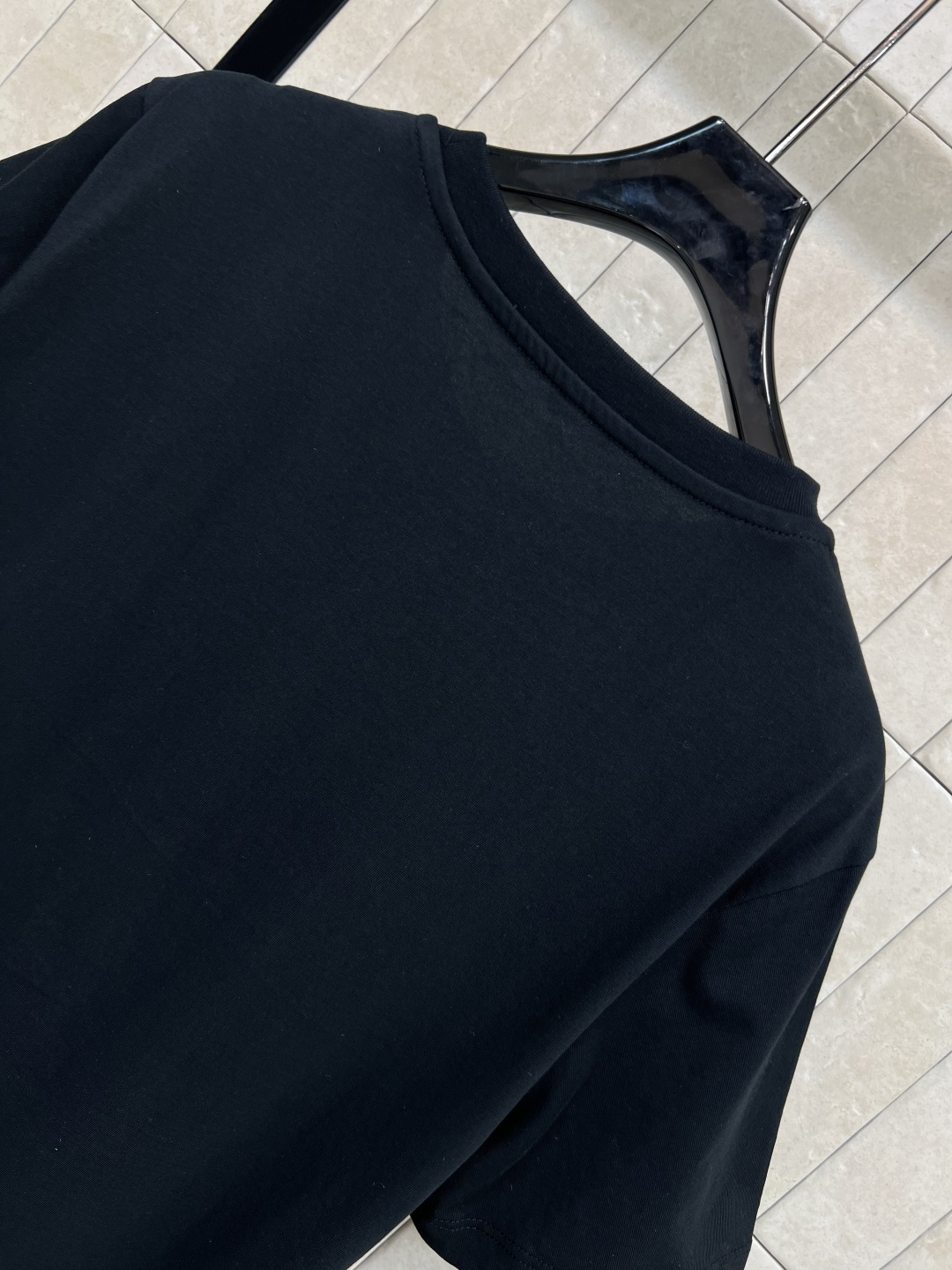 L家 25秋冬新款 猫咪🐱刺绣徽标短袖T恤 胸口刺绣圆形猫咪图案徽标点缀 人手必备基础款 各种好好搭配 