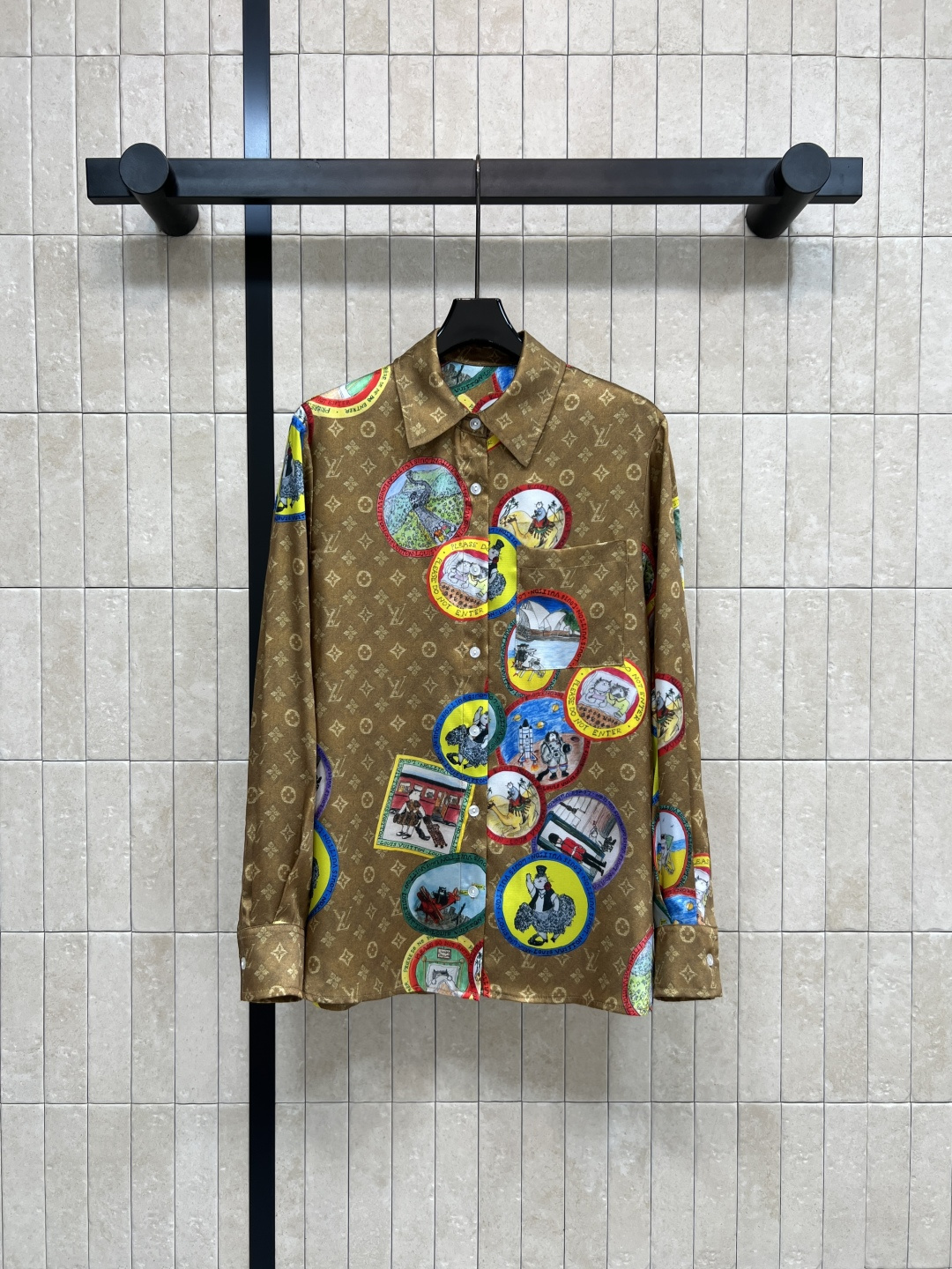 NO:534363,L Home 25 autumn and winter new style, cat joint limited stamp presbyterian lapel shirt, small lapel capable and handsome, loose style, upper body temperament reduces age and fashionable, customized stamp presbyterian fabric is thin and not pressed, paired with the same series of shorts, the upper body can be sweet or salty, lazy temperament, super slimming and age-reducing, good date and leisure, four sizes, one color Sice/S-M-L- XL,,louis vuitton, shorts, shirts, alexander wang19860909L家 25秋冬新款 猫咪联名限定 邮票老花翻领衬衫 小翻领干练帅气 宽松版型 上身气质减龄又洋气 定制邮票老花面料轻薄不压身 搭配同系列短裤上身可甜可咸慵懒气质 超级显瘦减龄 约会休闲都不错 一色四码 Sice/S-M-L- XL,,louis vuitton,shorts,shirts,alexander wang,Women's clothing