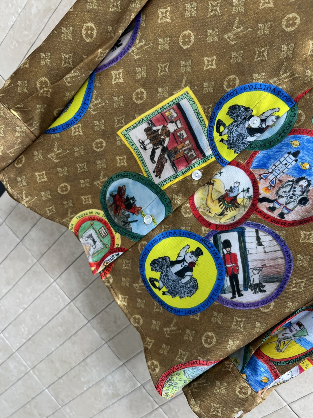 L家 25秋冬新款 猫咪联名限定 邮票老花翻领衬衫 小翻领干练帅气 宽松版型 上身气质减龄又洋气 定制邮