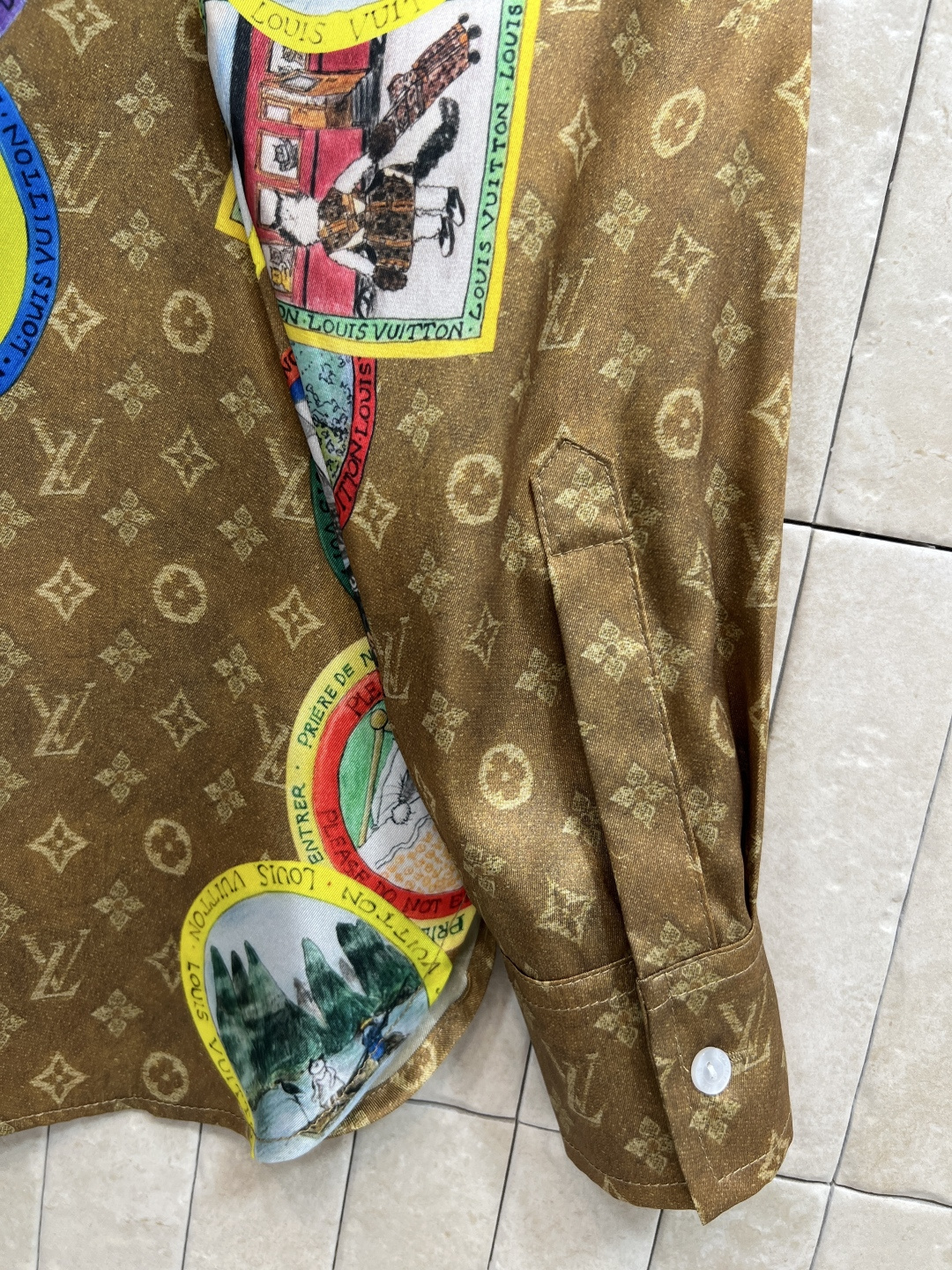 L家 25秋冬新款 猫咪联名限定 邮票老花翻领衬衫 小翻领干练帅气 宽松版型 上身气质减龄又洋气 定制邮