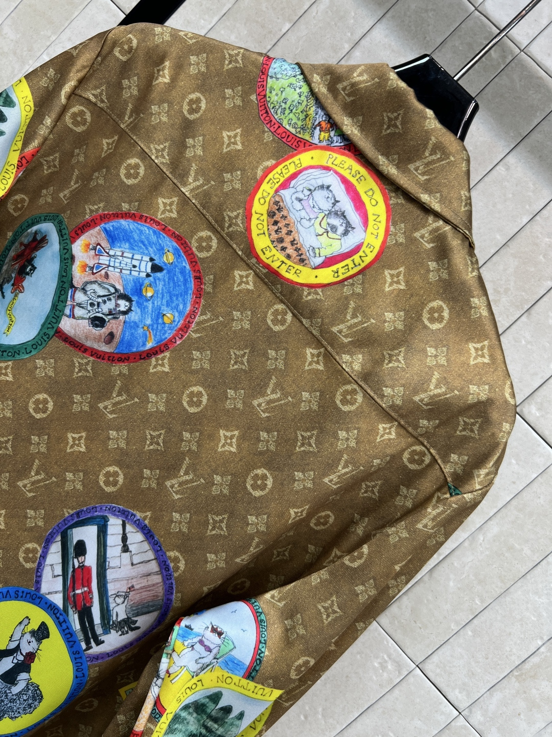 L家 25秋冬新款 猫咪联名限定 邮票老花翻领衬衫 小翻领干练帅气 宽松版型 上身气质减龄又洋气 定制邮