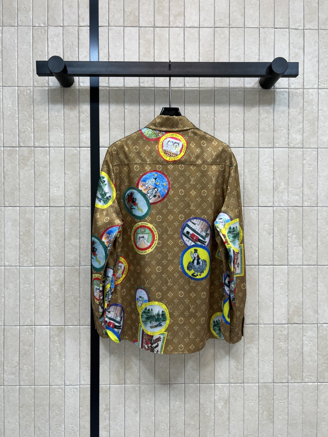 L家 25秋冬新款 猫咪联名限定 邮票老花翻领衬衫 小翻领干练帅气 宽松版型 上身气质减龄又洋气 定制邮