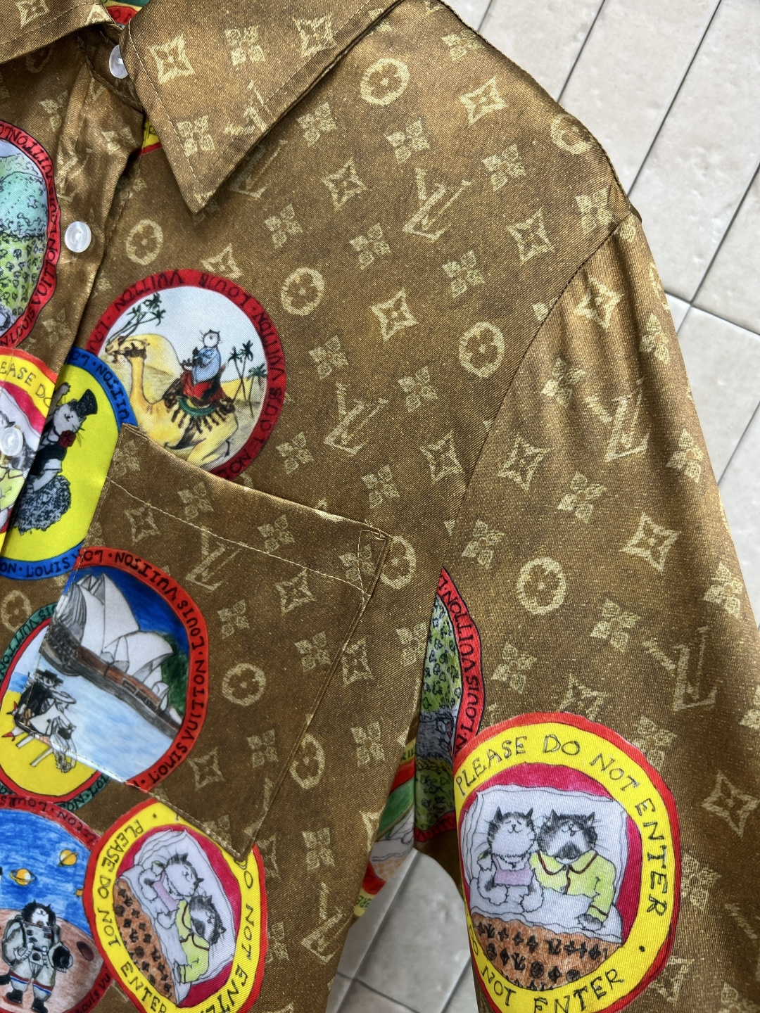 L家 25秋冬新款 猫咪联名限定 邮票老花翻领衬衫 小翻领干练帅气 宽松版型 上身气质减龄又洋气 定制邮