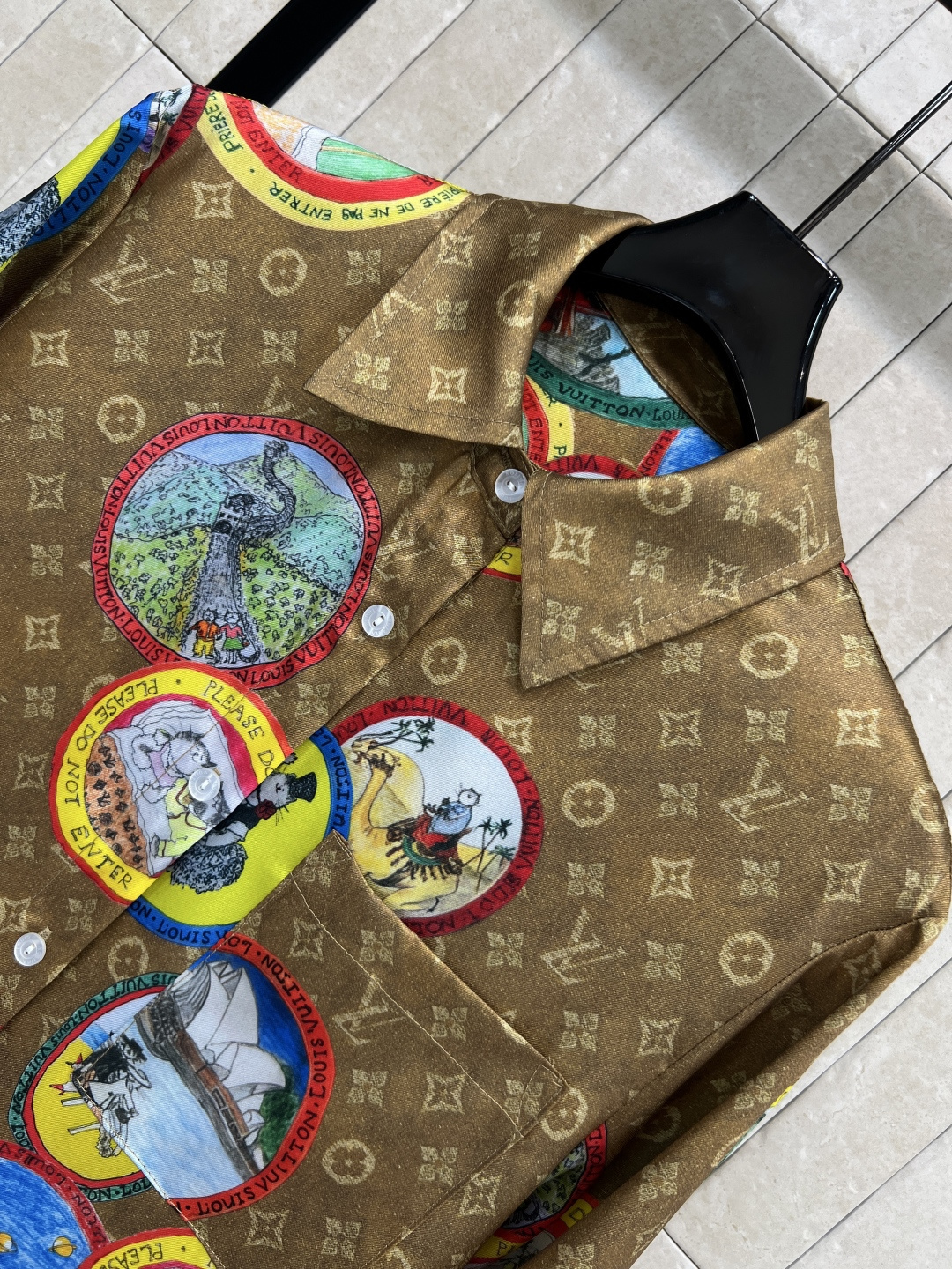 L家 25秋冬新款 猫咪联名限定 邮票老花翻领衬衫 小翻领干练帅气 宽松版型 上身气质减龄又洋气 定制邮