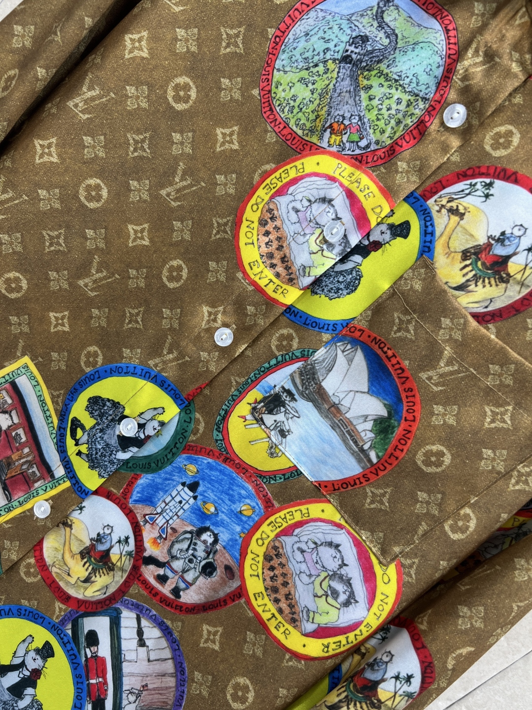 L家 25秋冬新款 猫咪联名限定 邮票老花翻领衬衫 小翻领干练帅气 宽松版型 上身气质减龄又洋气 定制邮