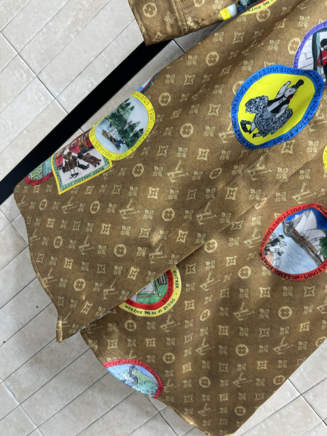 L家 25秋冬新款 猫咪联名限定 邮票老花衬衫连衣裙 气质翻领排扣设计 配有本布腰带收腰点缀 轻松抬高腿