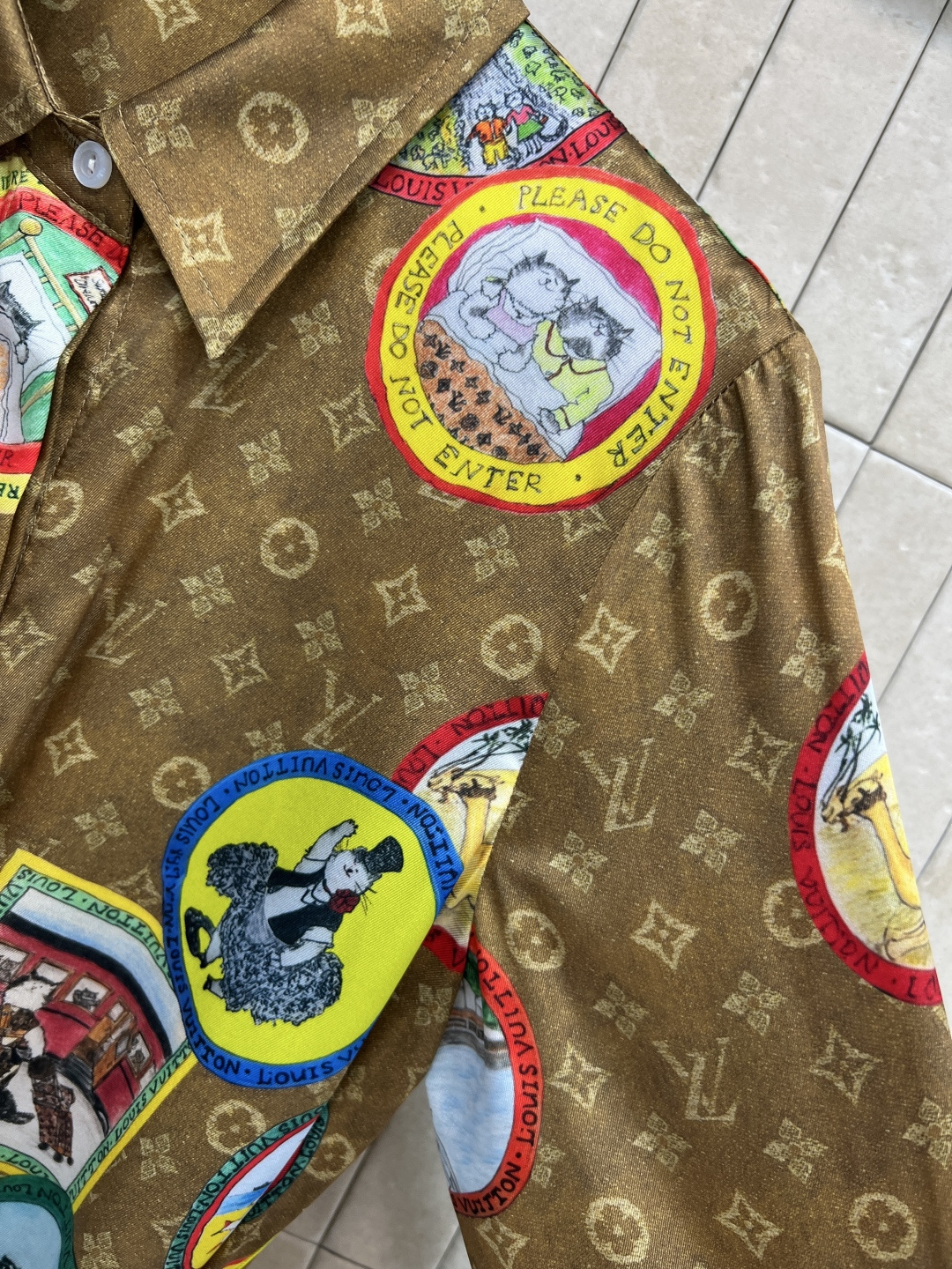 L家 25秋冬新款 猫咪联名限定 邮票老花衬衫连衣裙 气质翻领排扣设计 配有本布腰带收腰点缀 轻松抬高腿