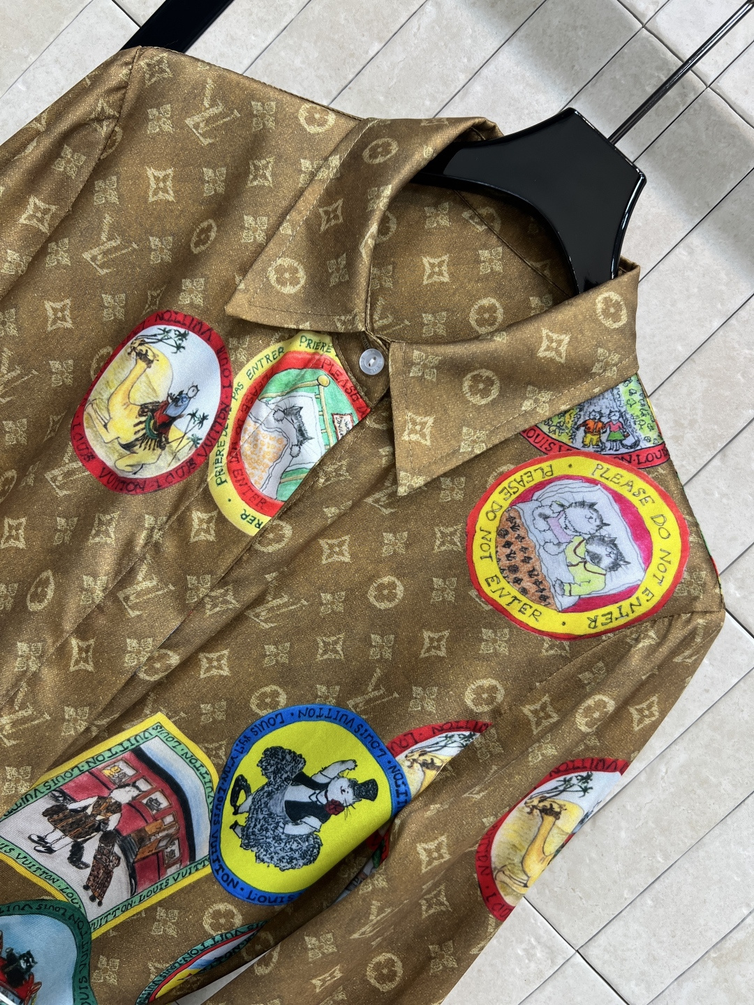 L家 25秋冬新款 猫咪联名限定 邮票老花衬衫连衣裙 气质翻领排扣设计 配有本布腰带收腰点缀 轻松抬高腿