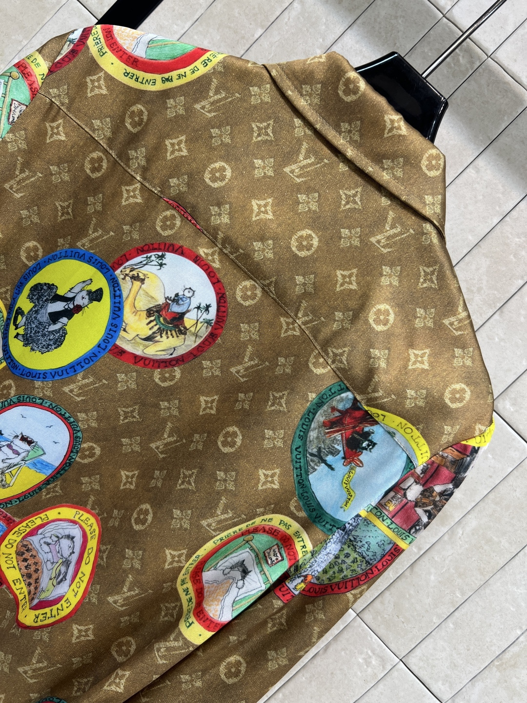 L家 25秋冬新款 猫咪联名限定 邮票老花衬衫连衣裙 气质翻领排扣设计 配有本布腰带收腰点缀 轻松抬高腿