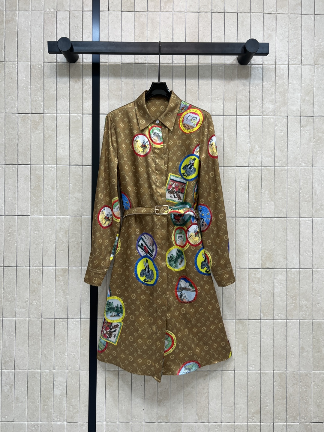 NO:534371,L Home 25 autumn and winter new styles, cat joint limited stamps, presbyterian shirt dress, temperament lapel and breasted design, equipped with fabric belt, waist-hugging embellishment, easy to raise the leg proportions, super practical wearability, custom stamps, presbyterian fabric, thin and not pressed, the upper body can be sweet or salty, lazy temperament, super slimming and age-reducing, good date and leisure, four-digit Sice/S-M-L- XL,,louis vuitton, skirts,shirts,alexander wang19860909L家 25秋冬新款 猫咪联名限定 邮票老花衬衫连衣裙 气质翻领排扣设计 配有本布腰带收腰点缀 轻松抬高腿部比例实穿性超强 定制邮票老花面料轻薄不压身 上身可甜可咸慵懒气质 超级显瘦减龄 约会休闲都不错 一色四码 Sice/S-M-L- XL,,louis vuitton,skirts,shirts,alexander wang,Women's clothing