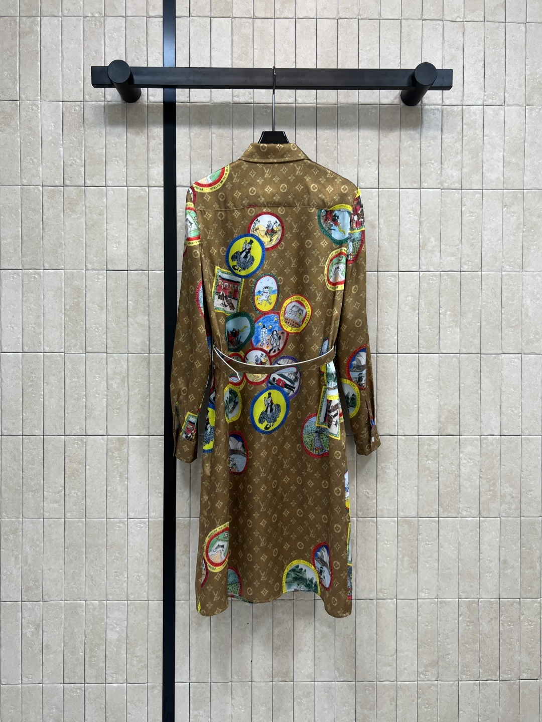 L家 25秋冬新款 猫咪联名限定 邮票老花衬衫连衣裙 气质翻领排扣设计 配有本布腰带收腰点缀 轻松抬高腿