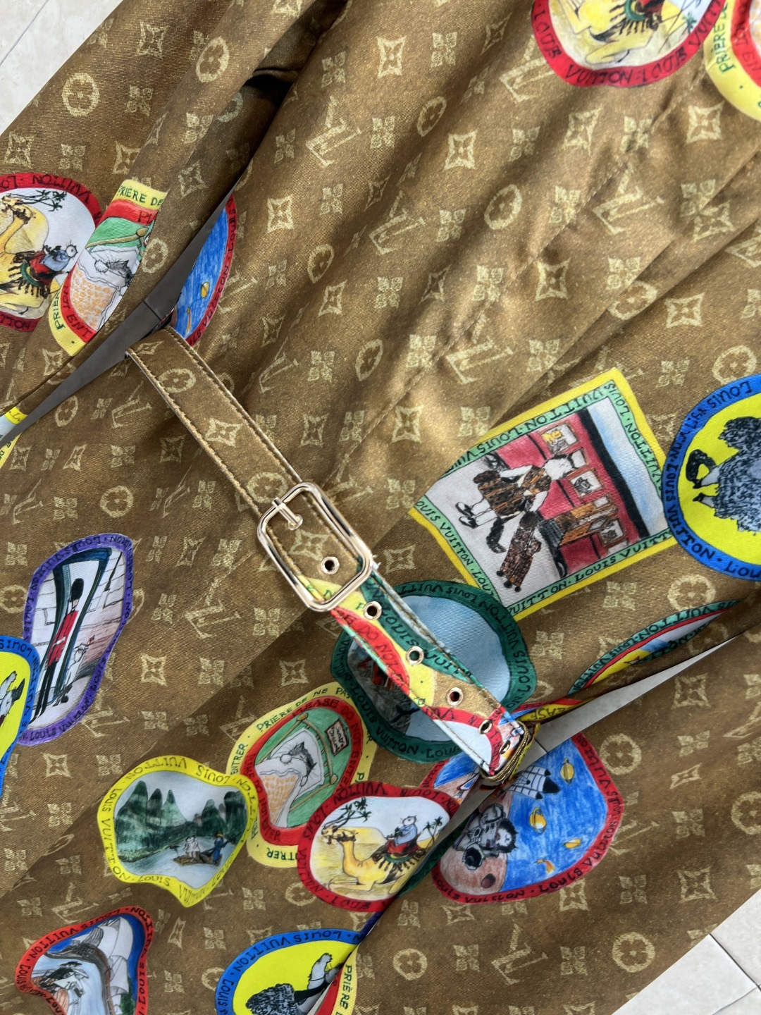 L家 25秋冬新款 猫咪联名限定 邮票老花衬衫连衣裙 气质翻领排扣设计 配有本布腰带收腰点缀 轻松抬高腿