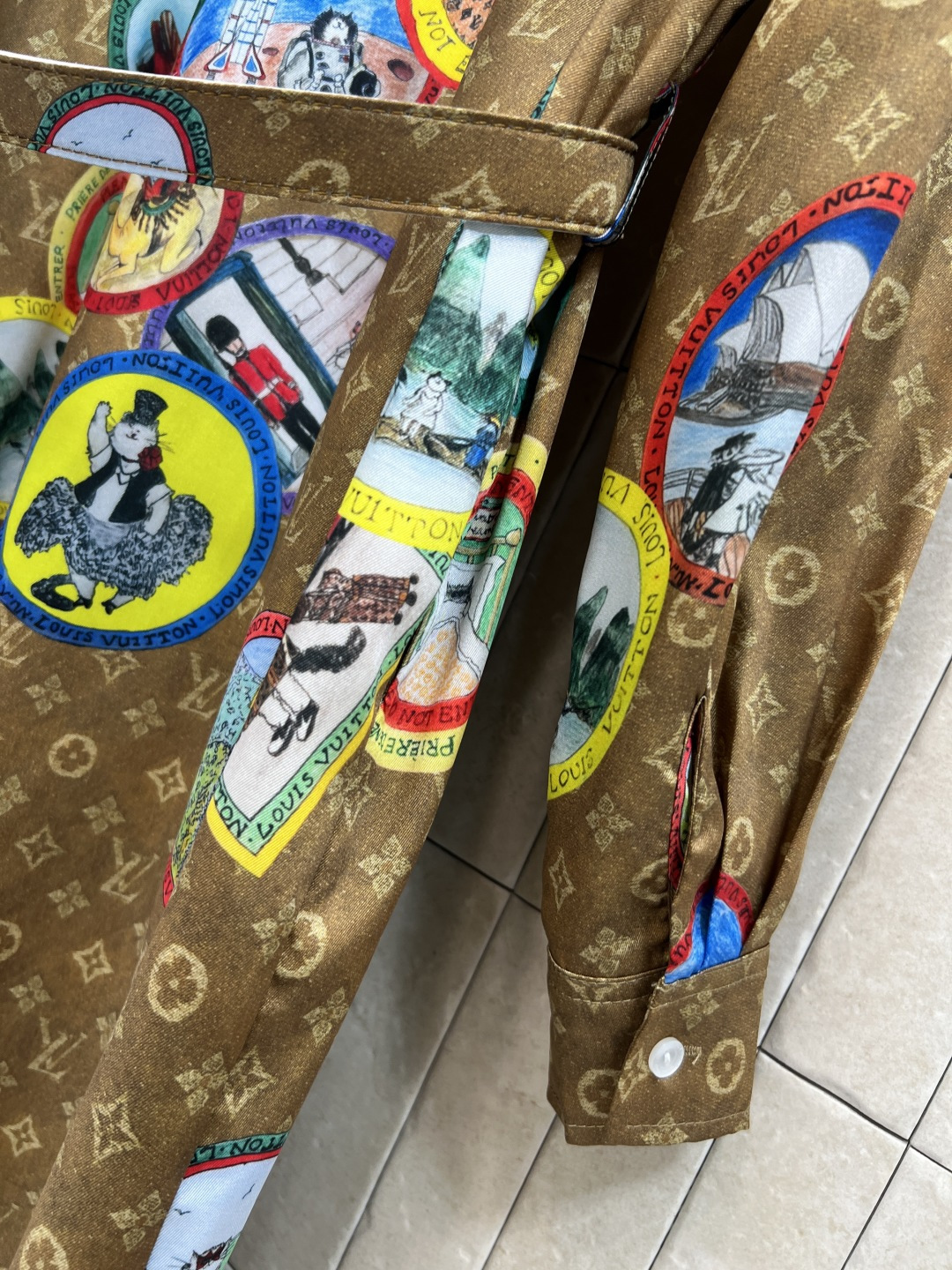 L家 25秋冬新款 猫咪联名限定 邮票老花衬衫连衣裙 气质翻领排扣设计 配有本布腰带收腰点缀 轻松抬高腿