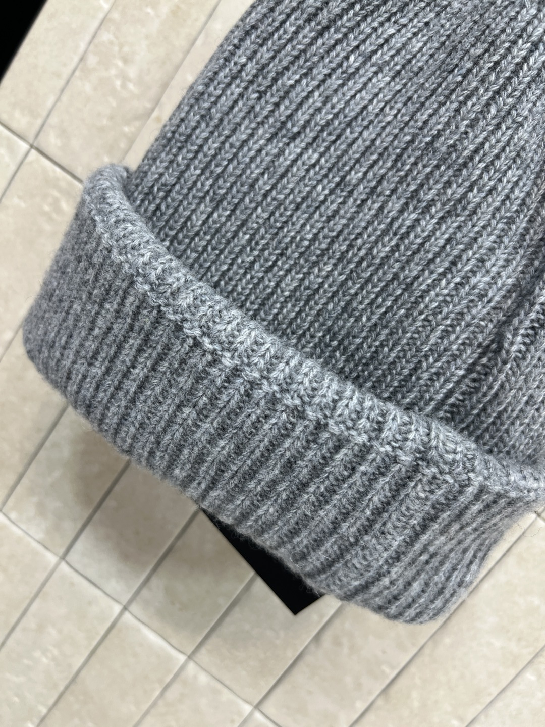 M家 25秋冬新款 灰色针织冷帽 简约又百搭 和毛衣一搭 休闲感直接拉满 还能护住耳朵和额头 抵御寒风 