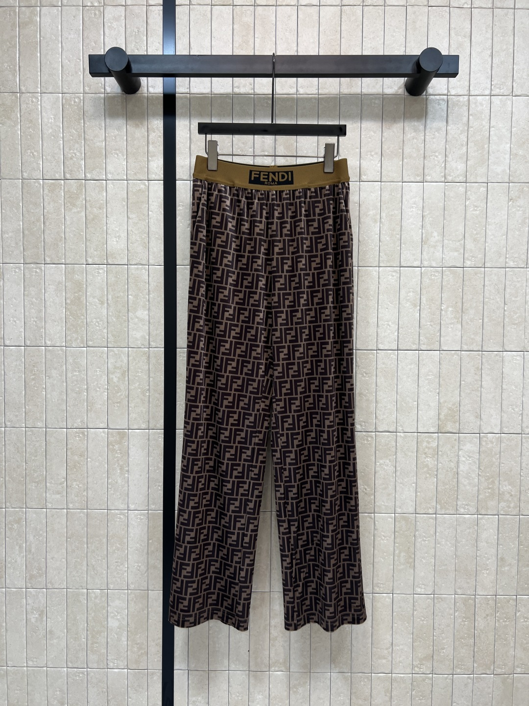 NO:534377,FD Home 25 autumn and winter new style, waist letter jacquard velvet pants, customized FF letter webbing, straight wide-leg pants, slim and versatile in one second, fashionable artifact that makes you look taller and thinner. Very suitable for daily life, very comfortable, high practical wear, three-code one color Size/S-M-L,,dior,alexander wang19860909FD家 25秋冬新款 腰间字母提花丝绒裤 定制的FF字母织带拼接 直简阔腿裤型 一秒显瘦又百搭 显高显瘦的时髦神器 日常很适合 舒适感超好 实穿度也高 一色三码 Size/S-M-L,,dior,alexander wang,Women's clothing