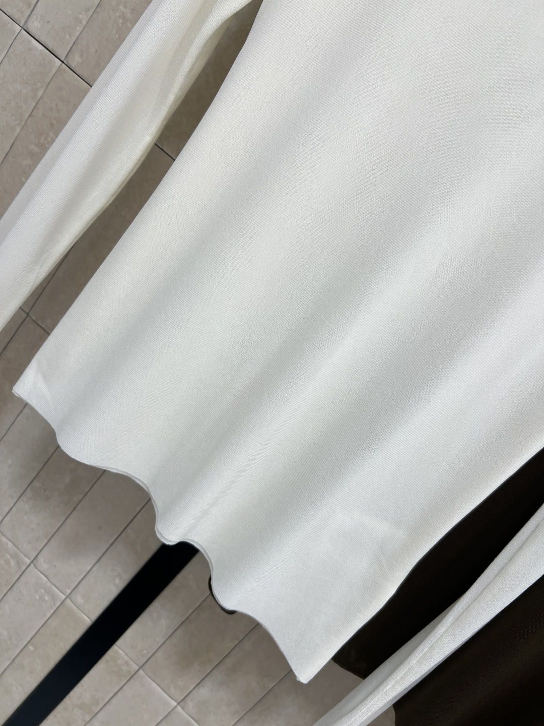 LW家 25秋冬新款 圆领Logo打底衫 宽松廓形版型 轻松搭出大长腿 基础版型不挑人 胸前经典的 金属