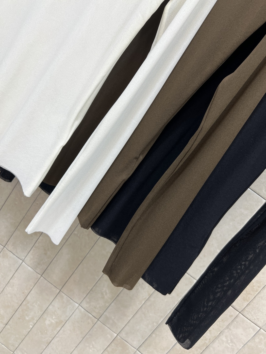 LW家 25秋冬新款 圆领Logo打底衫 宽松廓形版型 轻松搭出大长腿 基础版型不挑人 胸前经典的 金属