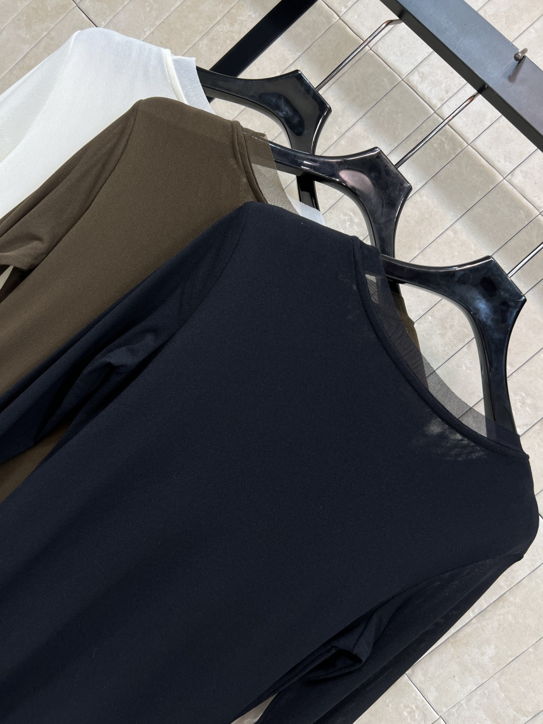 LW家 25秋冬新款 圆领Logo打底衫 宽松廓形版型 轻松搭出大长腿 基础版型不挑人 胸前经典的 金属