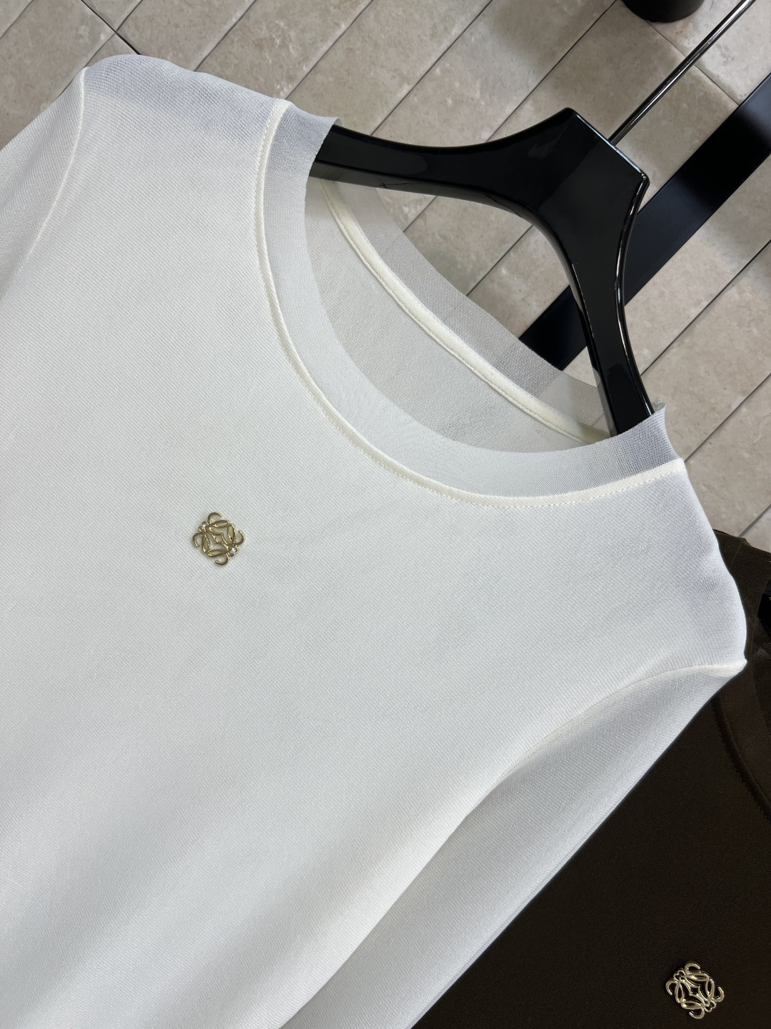 LW家 25秋冬新款 圆领Logo打底衫 宽松廓形版型 轻松搭出大长腿 基础版型不挑人 胸前经典的 金属