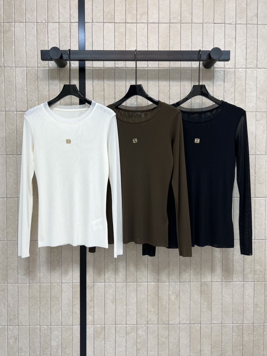 NO:534340,LW Home 25 autumn and winter new round neck logo base shirt loose silhouette style easy to match long legs, basic style is not picky, classic metal logo embellishment on the chest, high-end Max, any match looks good, age-reducing fresh and full of girlishness, three-color three-code Size/S-M-L,,alexander wang19860909LW家 25秋冬新款 圆领Logo打底衫 宽松廓形版型 轻松搭出大长腿 基础版型不挑人 胸前经典的 金属Logo点缀 高级感Max 随便搭配都很好看 减龄清新满满的少女感 三色三码Size/S-M-L,,alexander wang,Women's clothing