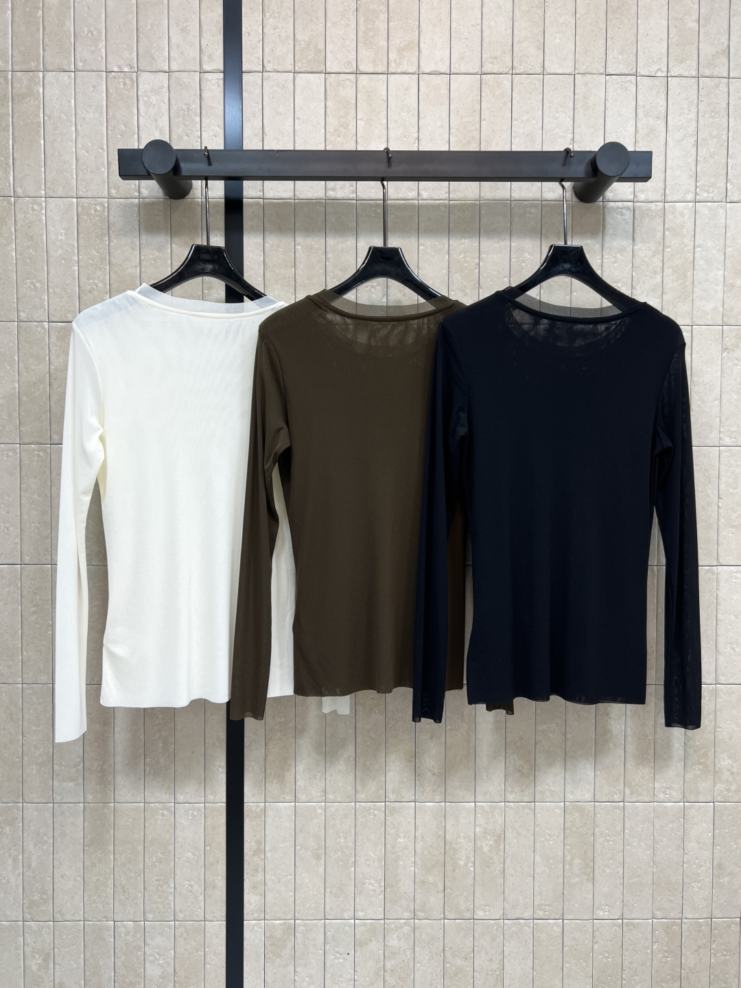 LW家 25秋冬新款 圆领Logo打底衫 宽松廓形版型 轻松搭出大长腿 基础版型不挑人 胸前经典的 金属