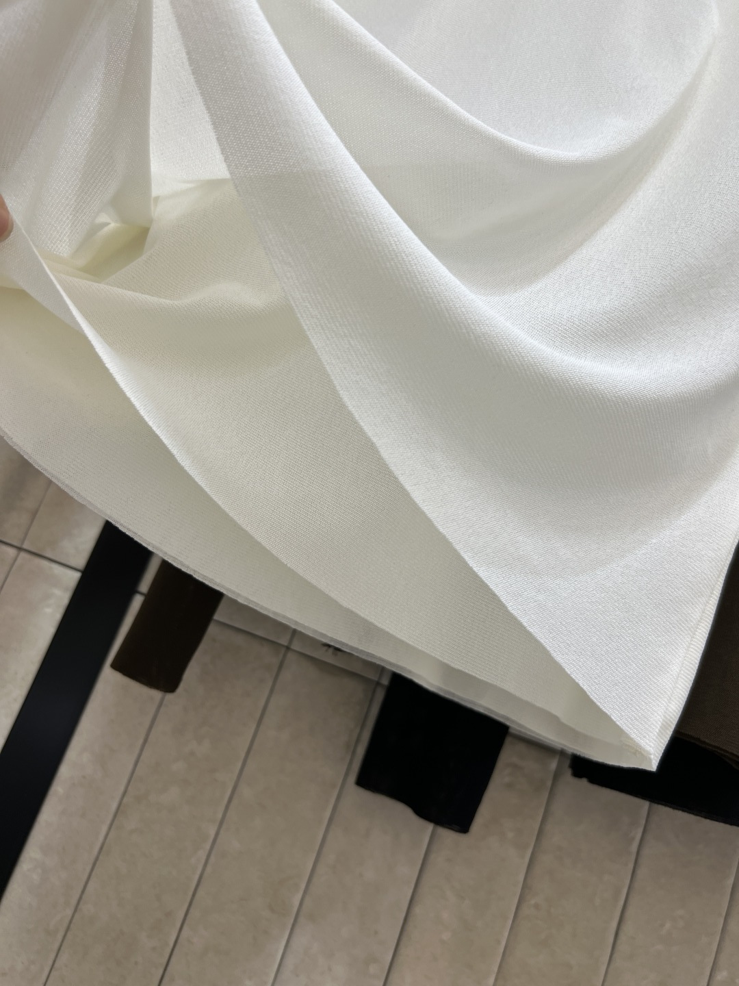 LW家 25秋冬新款 圆领Logo打底衫 宽松廓形版型 轻松搭出大长腿 基础版型不挑人 胸前经典的 金属