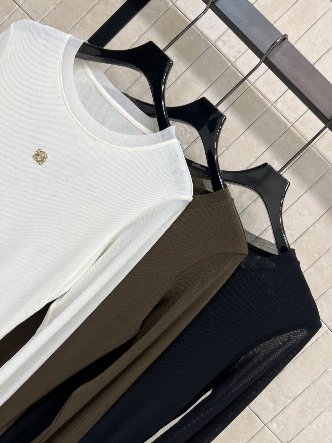 LW家 25秋冬新款 圆领Logo打底衫 宽松廓形版型 轻松搭出大长腿 基础版型不挑人 胸前经典的 金属