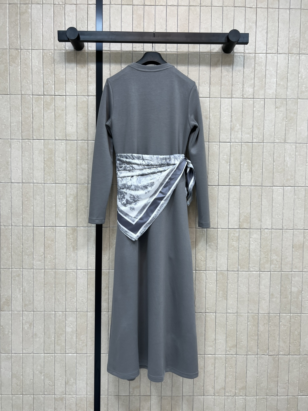 D家 25秋冬新款 丝巾收腰长款连衣裙 上身真的超级爱了 减龄的百搭色系 一秒衬托肤色 配送经典丛林动物