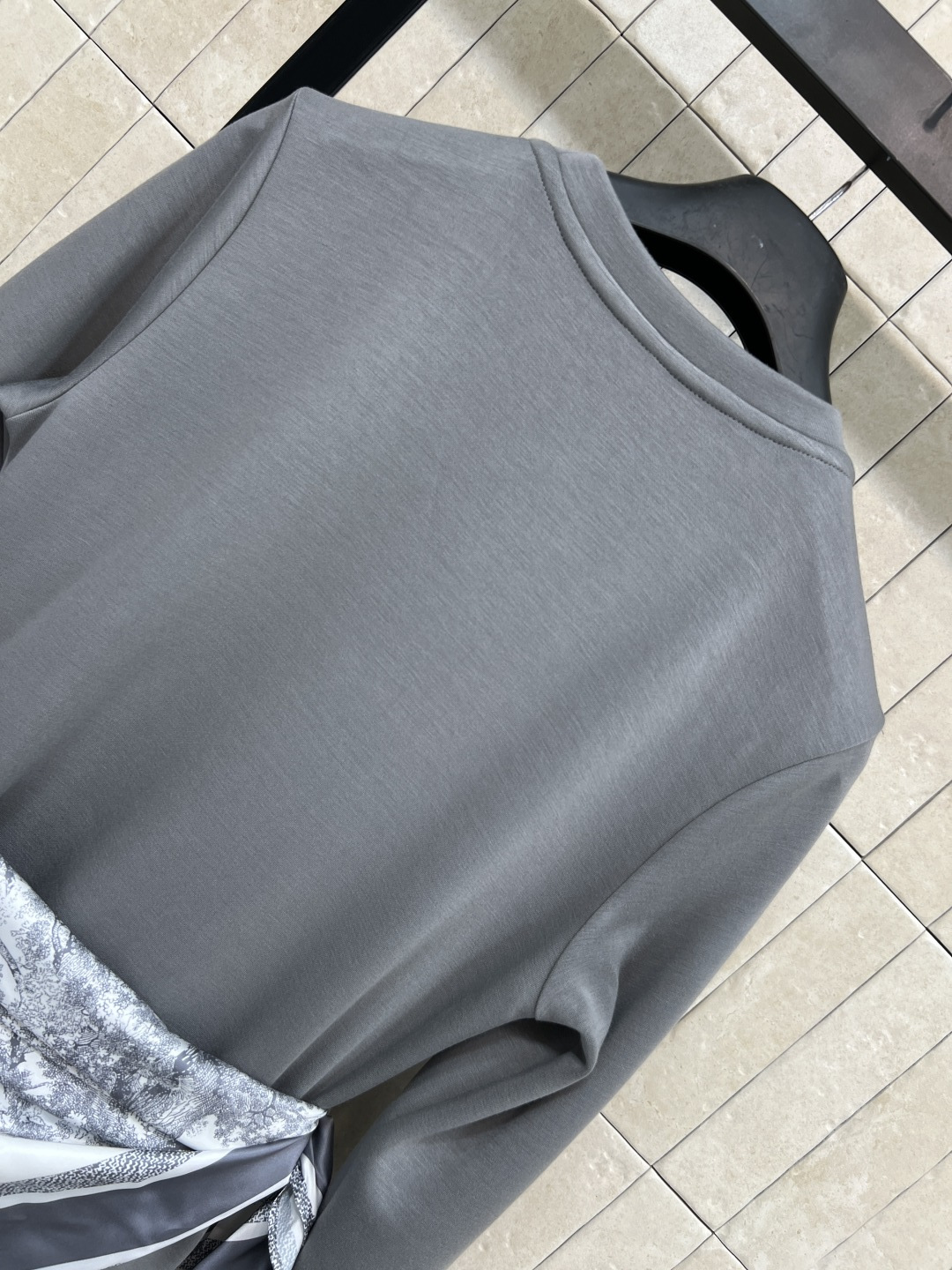 D家 25秋冬新款 丝巾收腰长款连衣裙 上身真的超级爱了 减龄的百搭色系 一秒衬托肤色 配送经典丛林动物