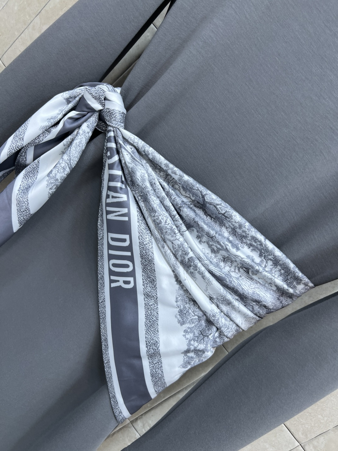 D家 25秋冬新款 丝巾收腰长款连衣裙 上身真的超级爱了 减龄的百搭色系 一秒衬托肤色 配送经典丛林动物