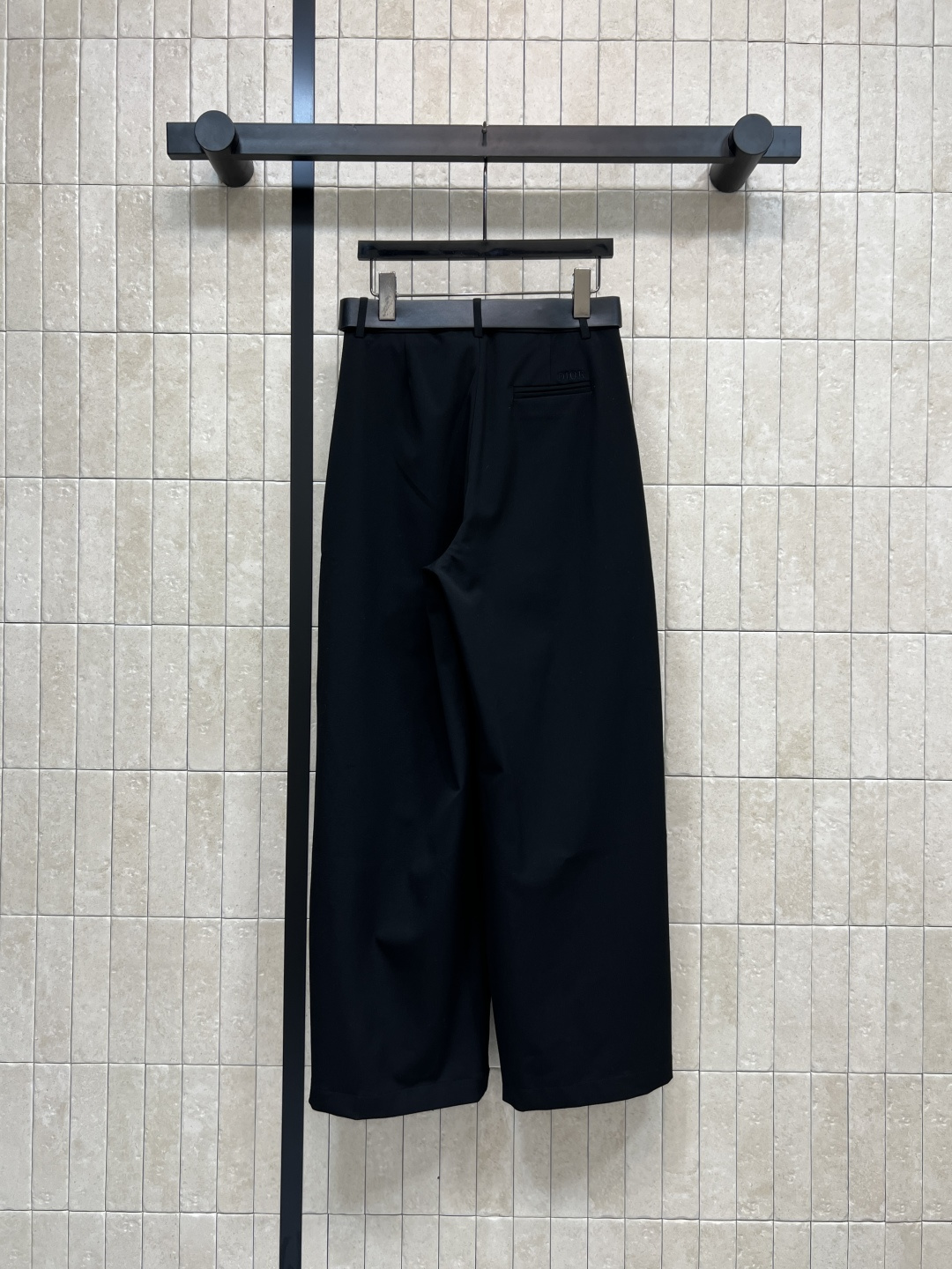 D家 25秋冬新款 金属logo腰带装饰西装裤 上身立马营造胸一下全是腿的感觉 无敌巨巨巨显瘦 垂感简直