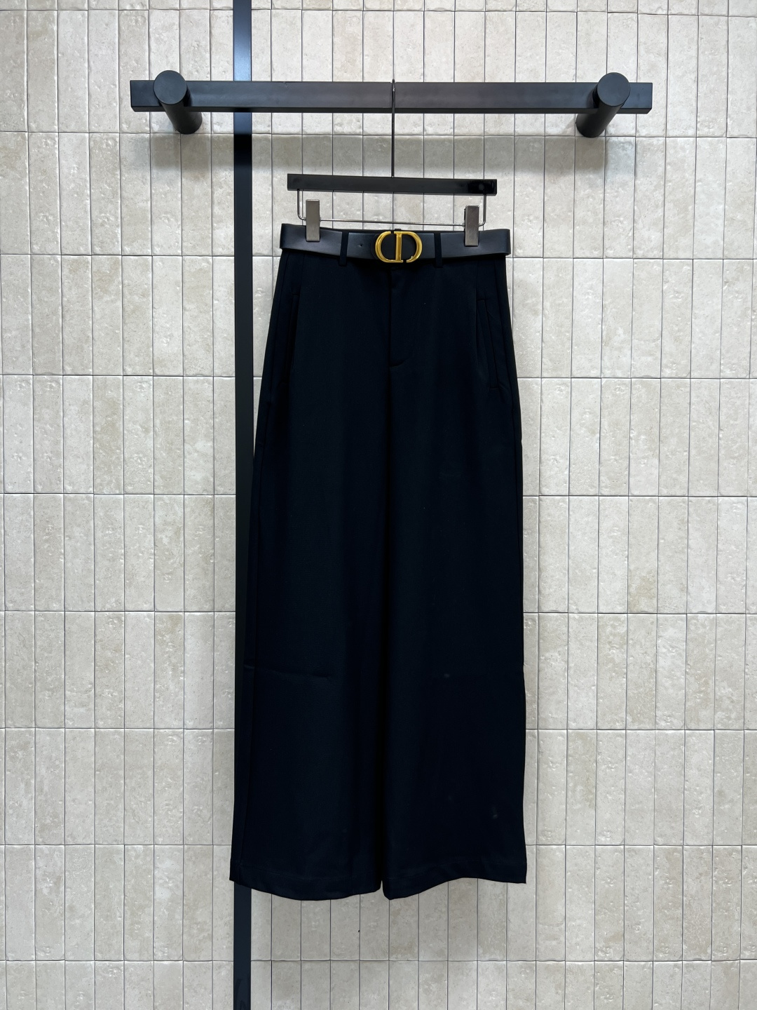 NO:534359,D Home 25 autumn and winter new style metal logo belt decorative suit pants. The upper body immediately creates the feeling of chest full of legs. It is invincible and slim. The drooping feels amazing. It is instantly elongated with a short suit. It is quite friendly to small people. The belt design is full. Simple, high-end and durable, with a fashionable atmosphere that reduces age. It is good for commuting and leisure. One color three-code Size/S-M-L, dior, business suit, alexander wang19860909D家 25秋冬新款 金属logo腰带装饰西装裤 上身立马营造胸一下全是腿的感觉 无敌巨巨巨显瘦 垂感简直棒极了 搭配短装瞬间拉长比例 对小个子相当友好 腰带设计感满满 简约高级又耐看自带减龄时髦氛围 通勤休闲都不错 一色三码Size/S-M-L,,dior,business suit,alexander wang,Women's clothing