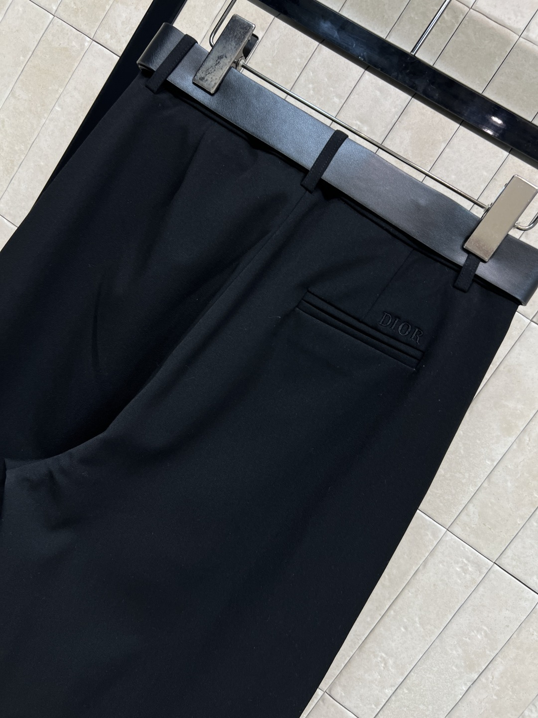 D家 25秋冬新款 金属logo腰带装饰西装裤 上身立马营造胸一下全是腿的感觉 无敌巨巨巨显瘦 垂感简直