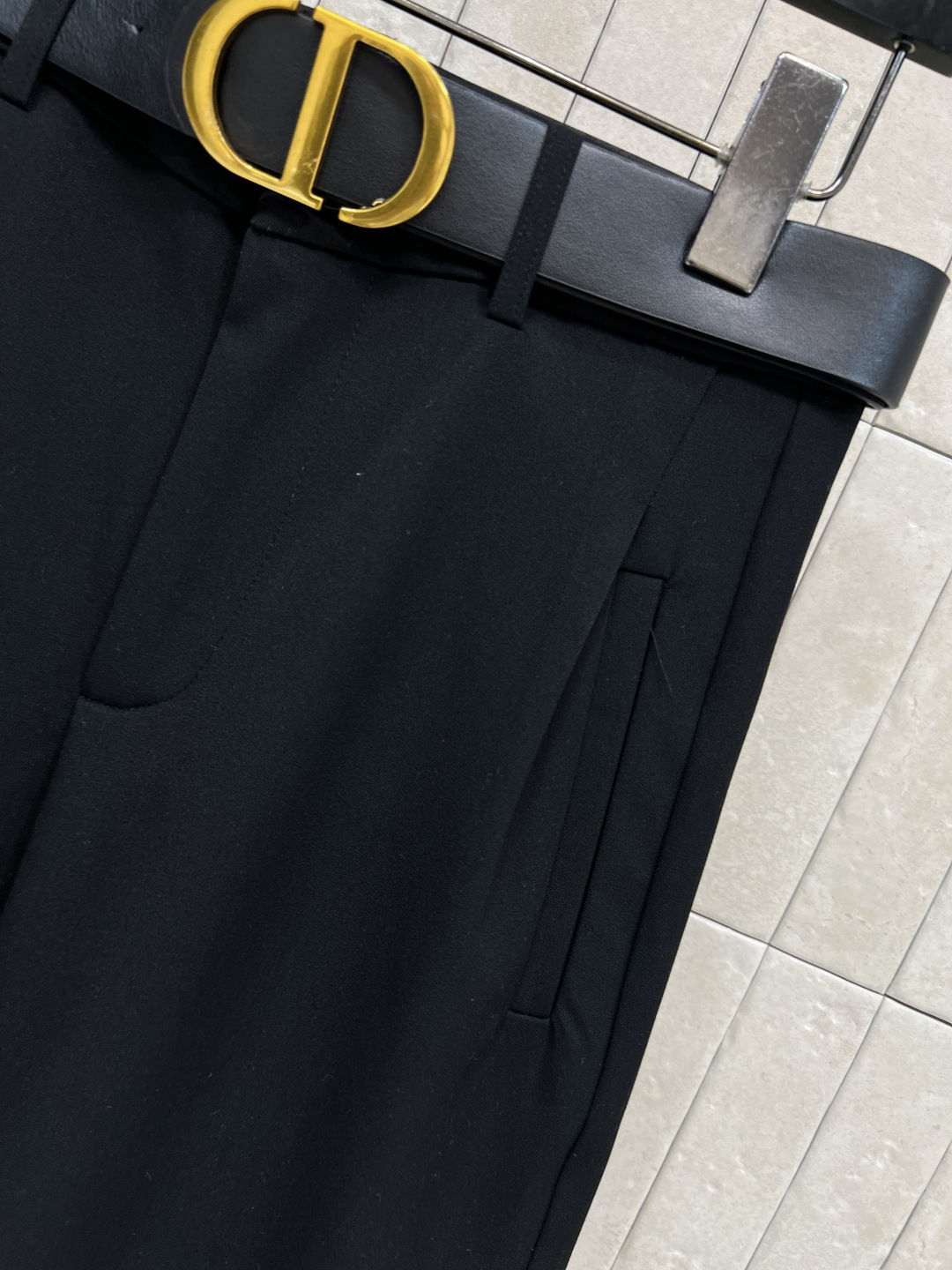 D家 25秋冬新款 金属logo腰带装饰西装裤 上身立马营造胸一下全是腿的感觉 无敌巨巨巨显瘦 垂感简直