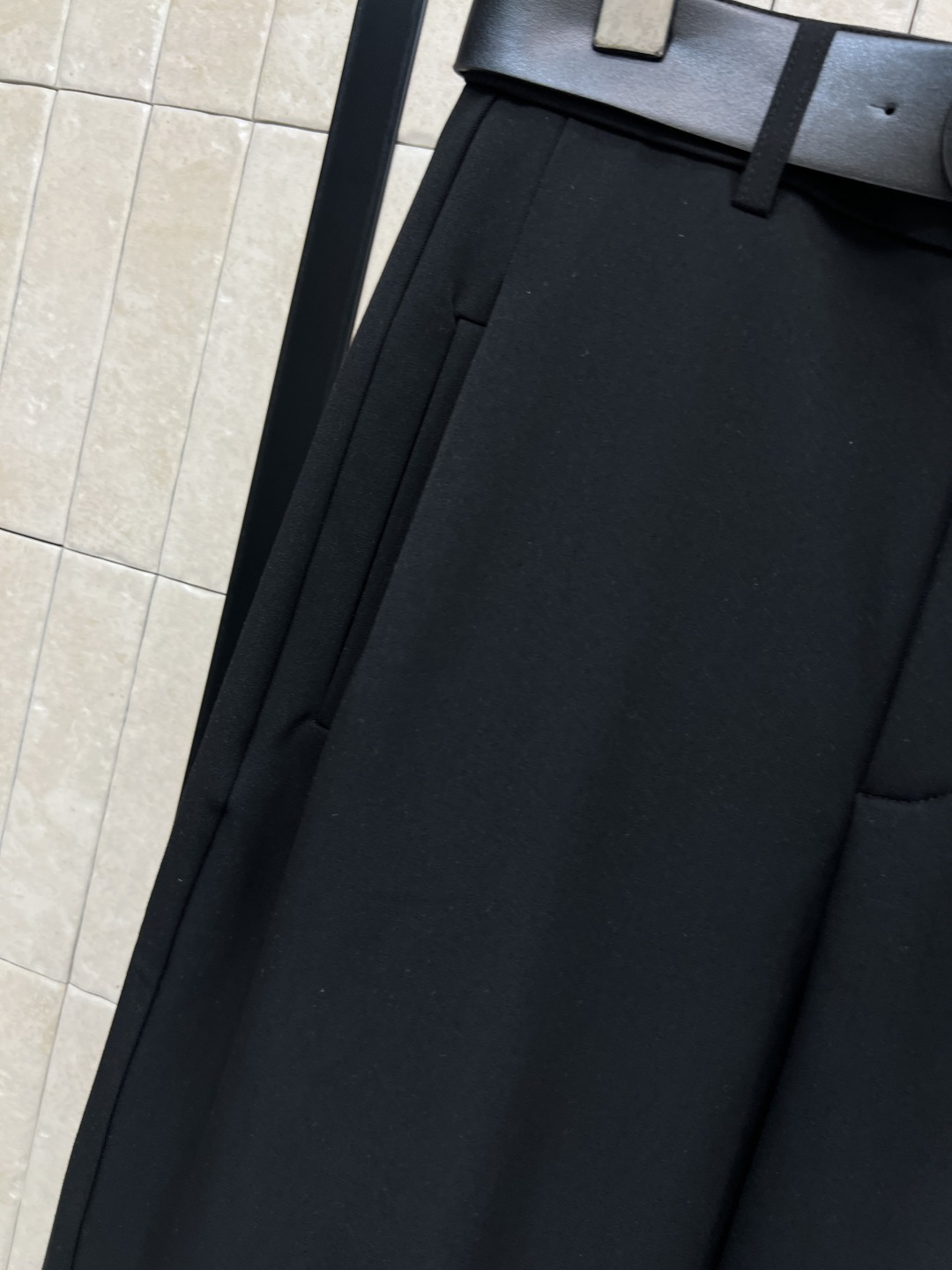 D家 25秋冬新款 金属logo腰带装饰西装裤 上身立马营造胸一下全是腿的感觉 无敌巨巨巨显瘦 垂感简直