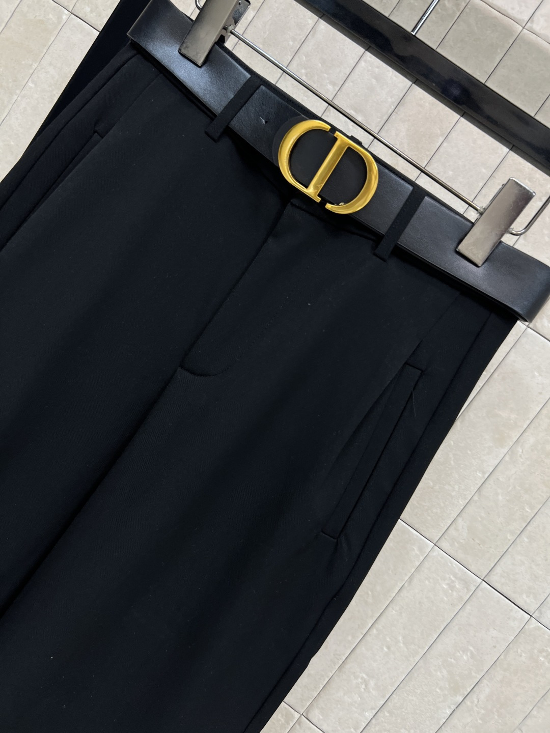 D家 25秋冬新款 金属logo腰带装饰西装裤 上身立马营造胸一下全是腿的感觉 无敌巨巨巨显瘦 垂感简直