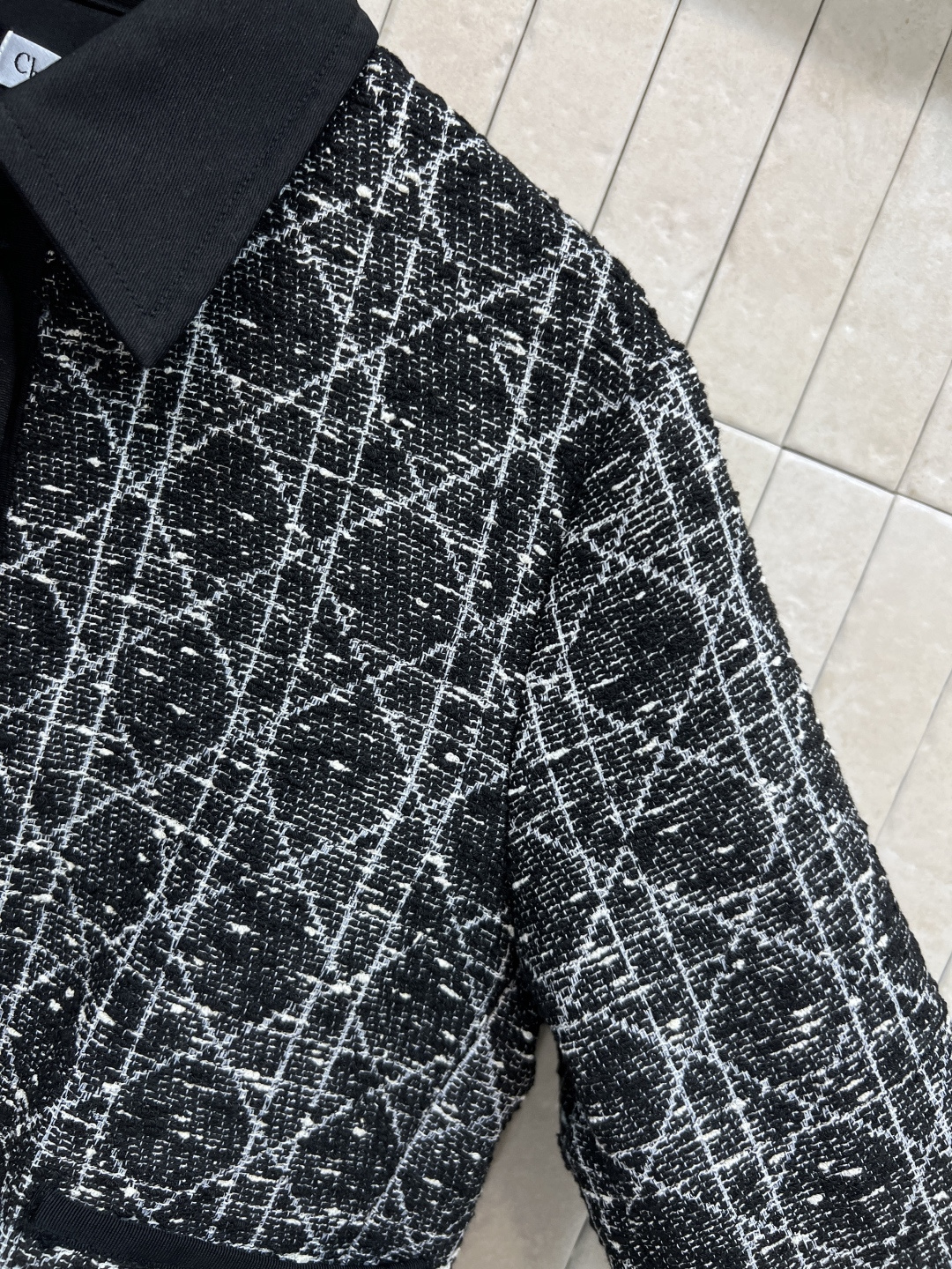 D家 25秋冬新款 藤格纹外套 整体对格剪裁 特别费面料 撞色拼接气质小翻领设计 简单夹克版型 上身超抬