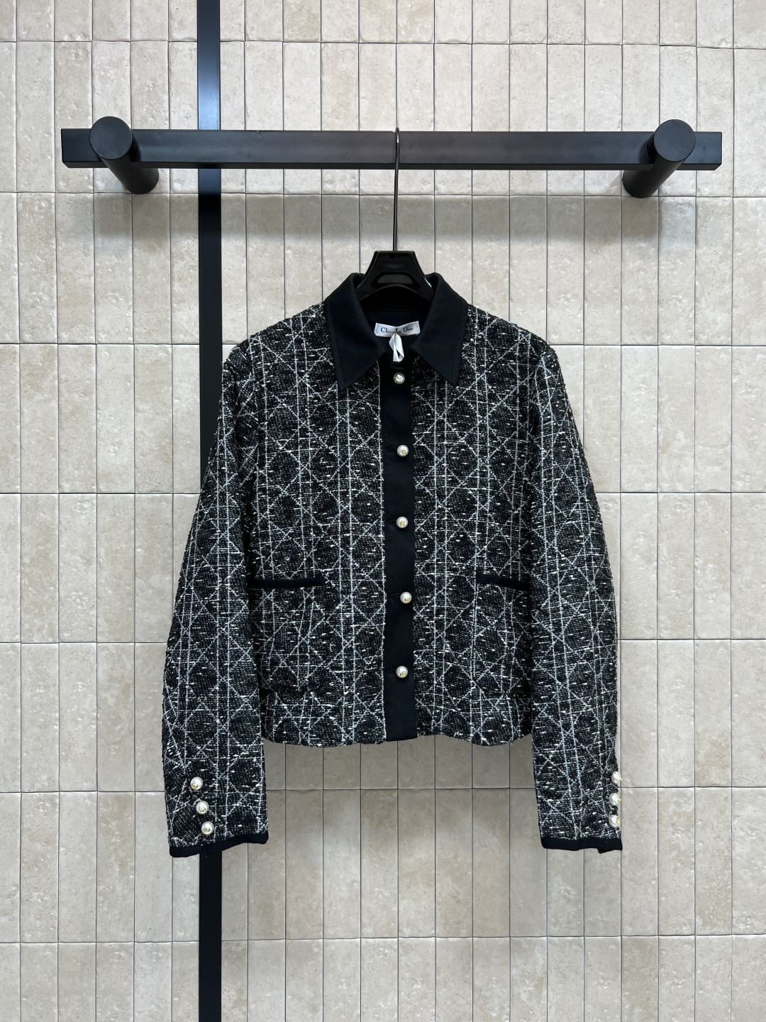 NO:534364,D Home 25 autumn and winter new style rattan plaid jacket overall plaid tailoring special fabric contrast splicing temperament small lapel design Simple jacket style super lifting temperament elegant black and white classic color matching No need to match the trouble of one color three codes, dior, jackets & coats, jackets & coats, alexander wang19860909D家 25秋冬新款 藤格纹外套 整体对格剪裁 特别费面料 撞色拼接气质小翻领设计 简单夹克版型 上身超抬气质优雅 黑白经典配色 无须搭配的烦恼 一色三码,,dior,jackets & coats,jackets & coats,alexander wang,Women's clothing